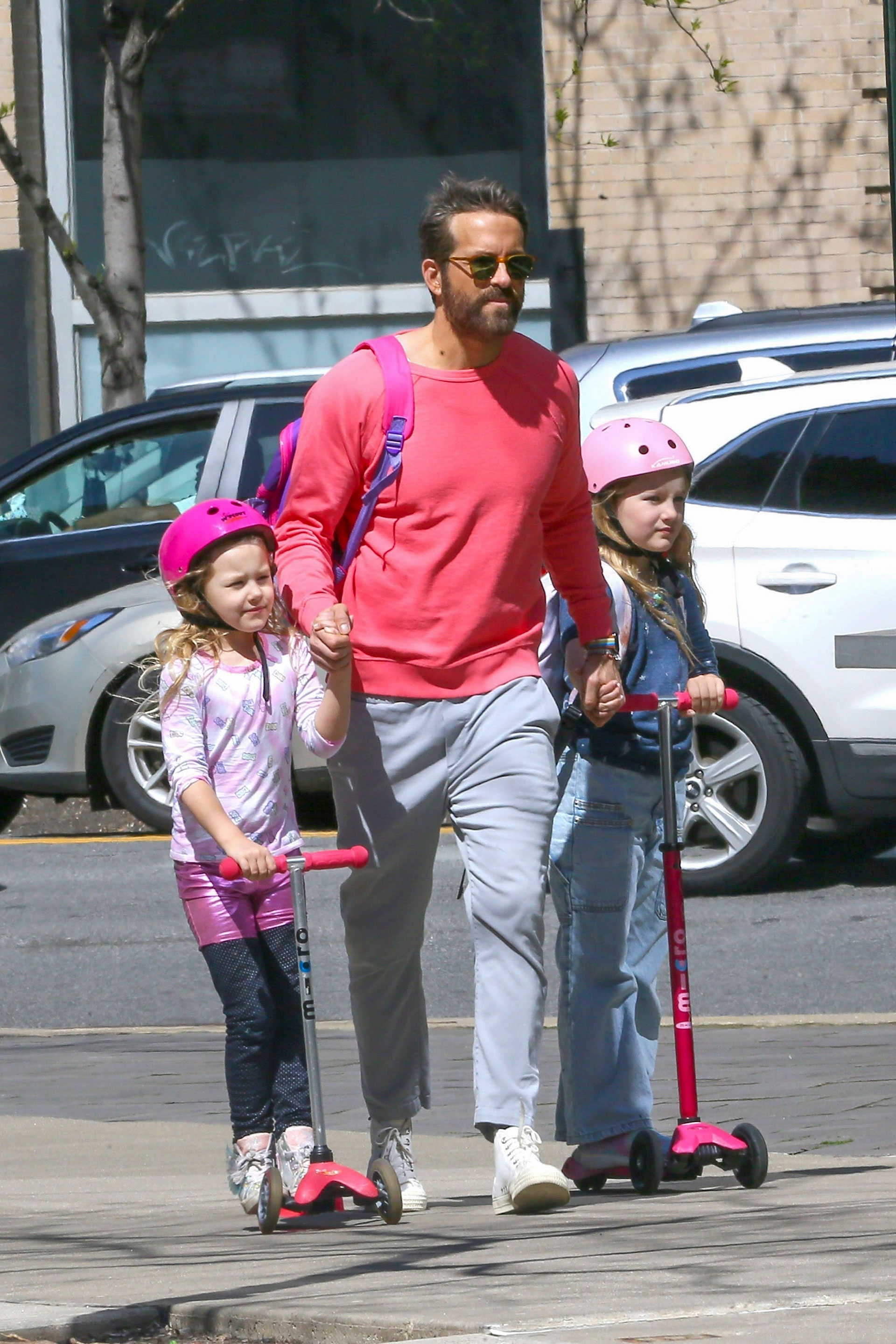 Un paseo distinto. Ryan Reynolds y sus hijas salieron a dar una vuelta por las calles de su vecindario en Tribeca, Nueva York. Las niñas fueron en sus monopatines y el actor estuvo atento a cada una de ellas. Por caso, las tomó de la mano para estar seguro de que no se tropezaran