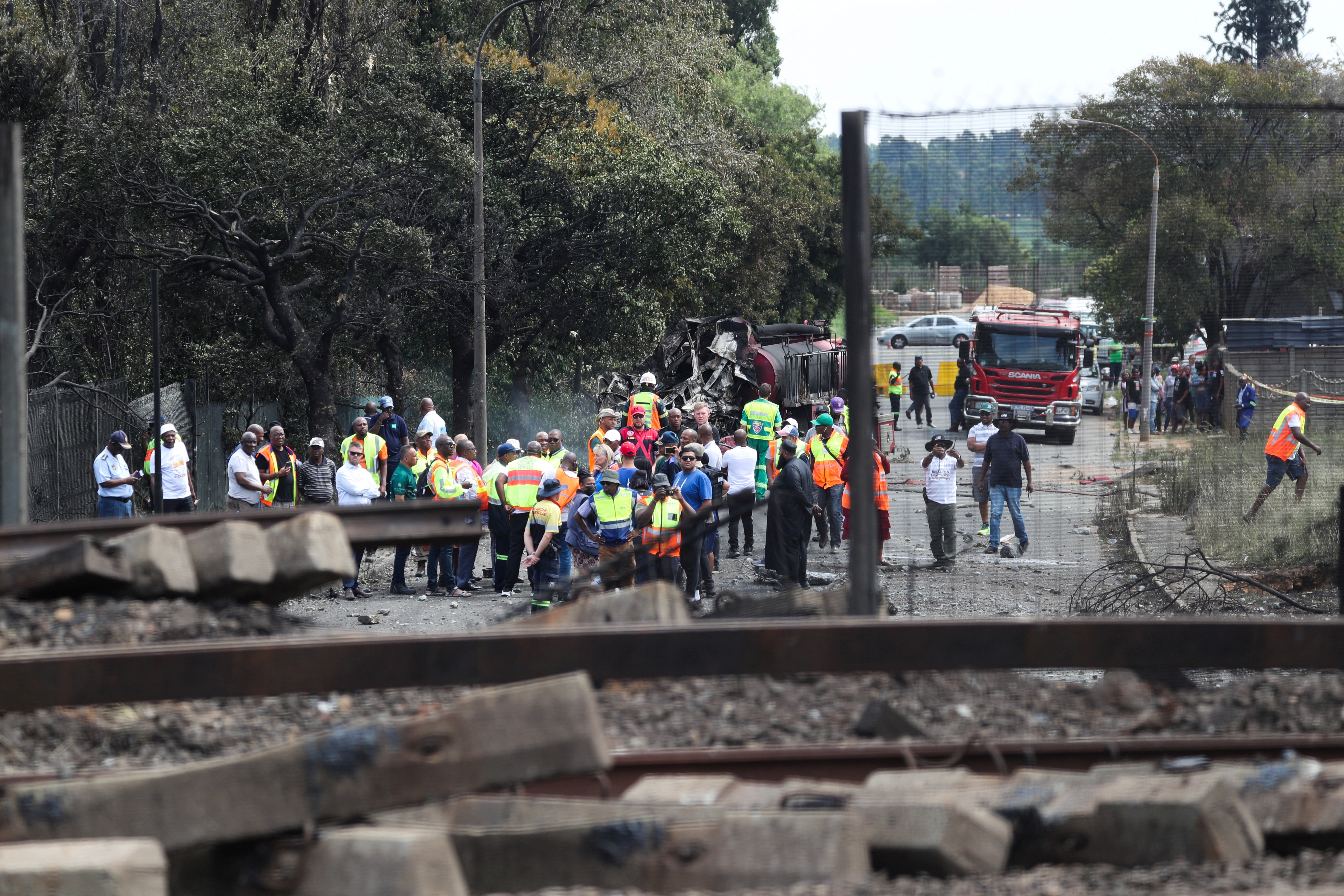 La gente se reúne cerca donde el camión cisterna de gas explotó en Boksburg, cerca de Johannesburgo, Sudáfrica, 24 de diciembre de 2022. REUTERS/Sumaya Hisham