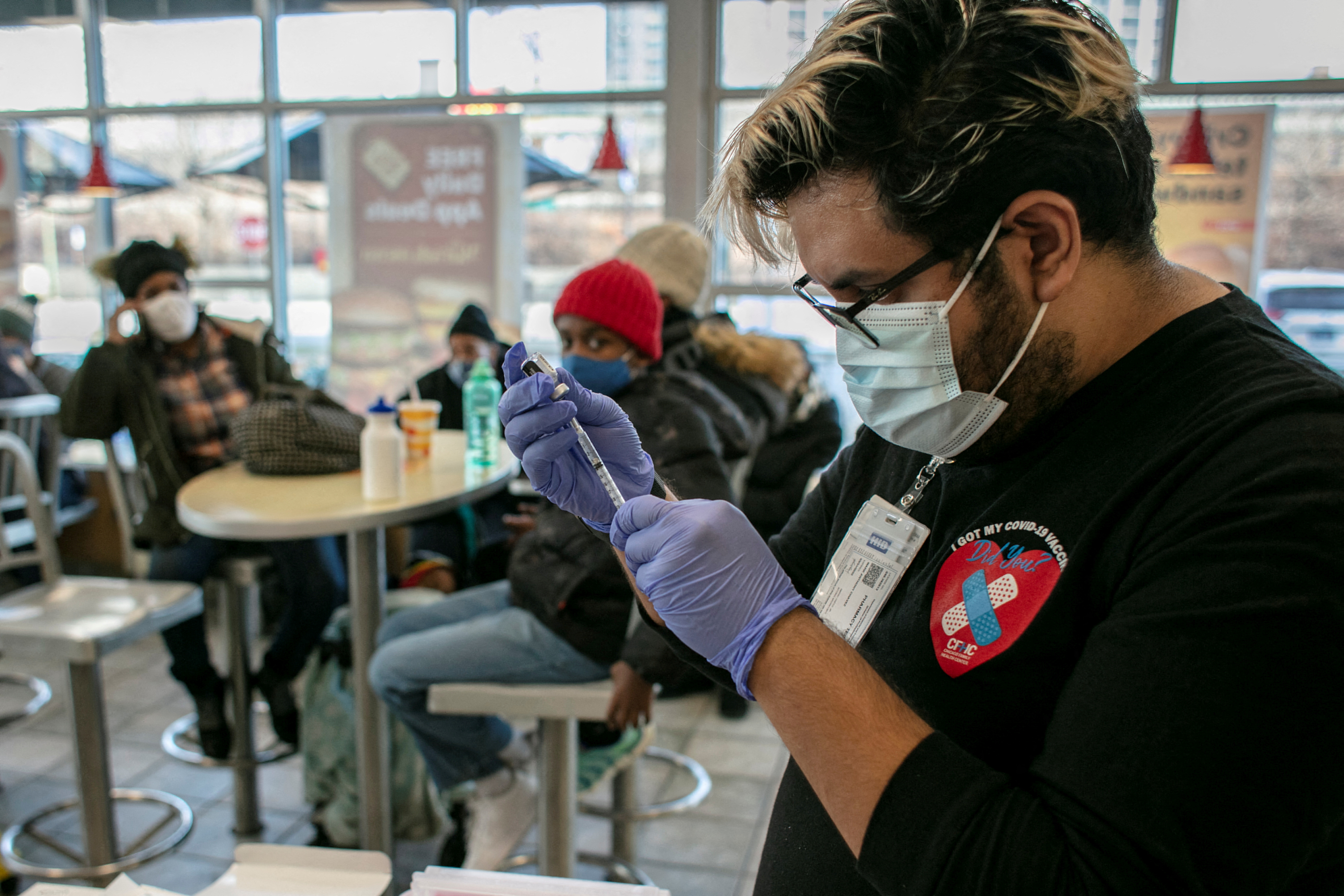 Foto de archivo: Un trabajador del Centro de Salud Familiar de Chicago prepara una vacuna de refuerzo contra el COVID-19 en un McDonald's en Chicago, Illinois, el 21 de diciembre de 2021 (REUTERS/Jim Vondruska)