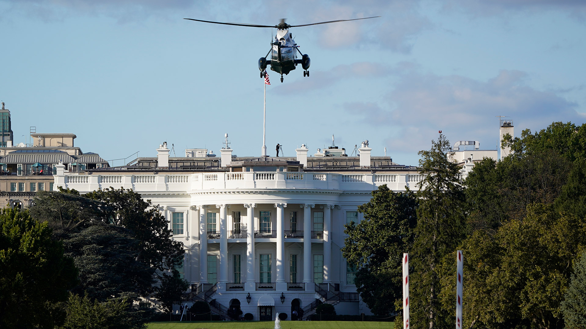 El momento en que el helicóptero presidencial llega a los jardines de la Casa Blanca.Foto; AP/J. Scott Applewhite
