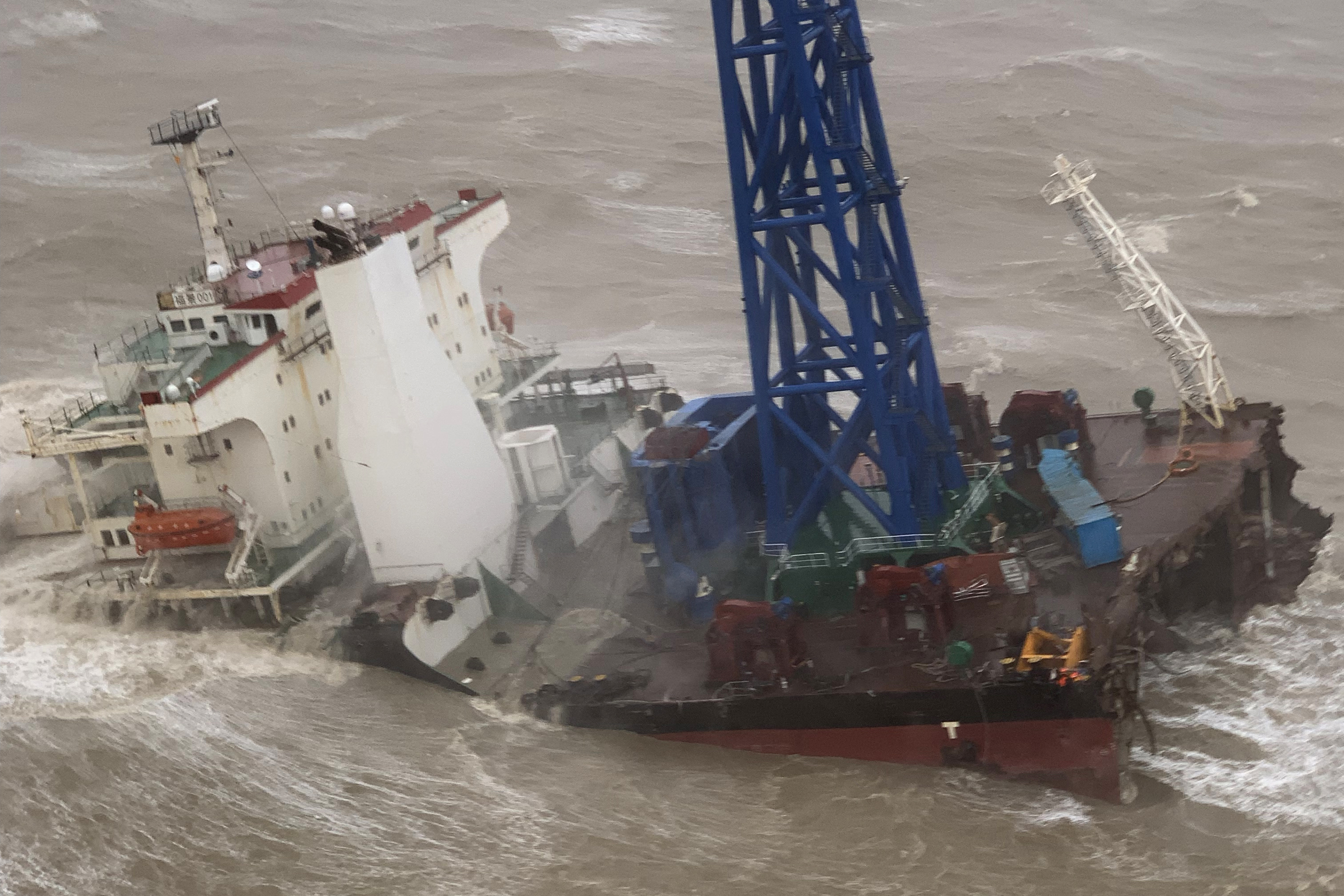 Luego, la embarcación se partió en dos y se hundió el sábado durante la tormenta, que tenía vientos máximos sostenidos de 110 kilómetros (68 millas) por hora y se convirtió en tifón antes de tocar tierra en Guangdong. (Foto por Handout / GOVERNMENT FLYING SERVICE / AFP) 