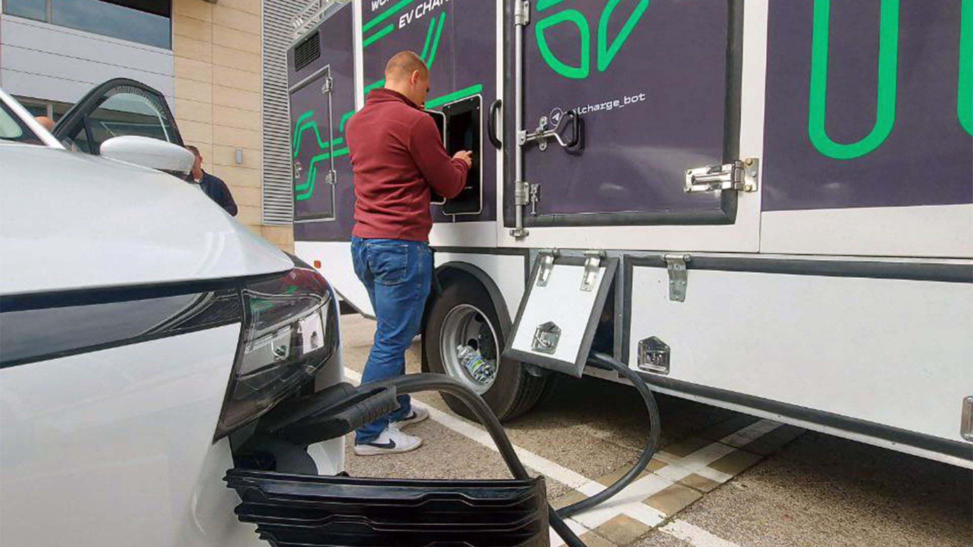 Por el momento, los autos se conectan a los móviles con cables convencionales, pero el desarrollo incluye cargadores portátiles