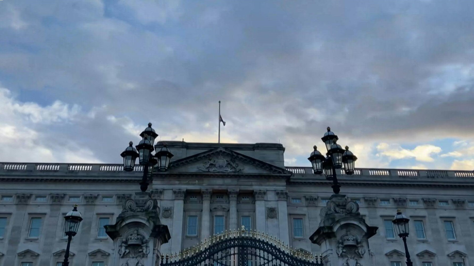 La muerte de la reina Isabel II abrió el viernes un largo periodo de luto para la familia real que se prolongará hasta siete días después de su funeral, cuya fecha aún no fue fijada, informó el Palacio de Buckingham.