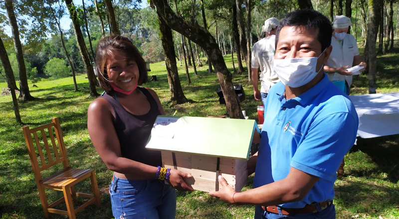 Javier Karai Villalba transporta un panal con otra integrante de la comunidad mbya guaraní de Perutí, que entre sus actividades cuenta con un vivero que rescata orquídeas salvajes y otras especies nativas . (Imagen: gentileza PPD)
