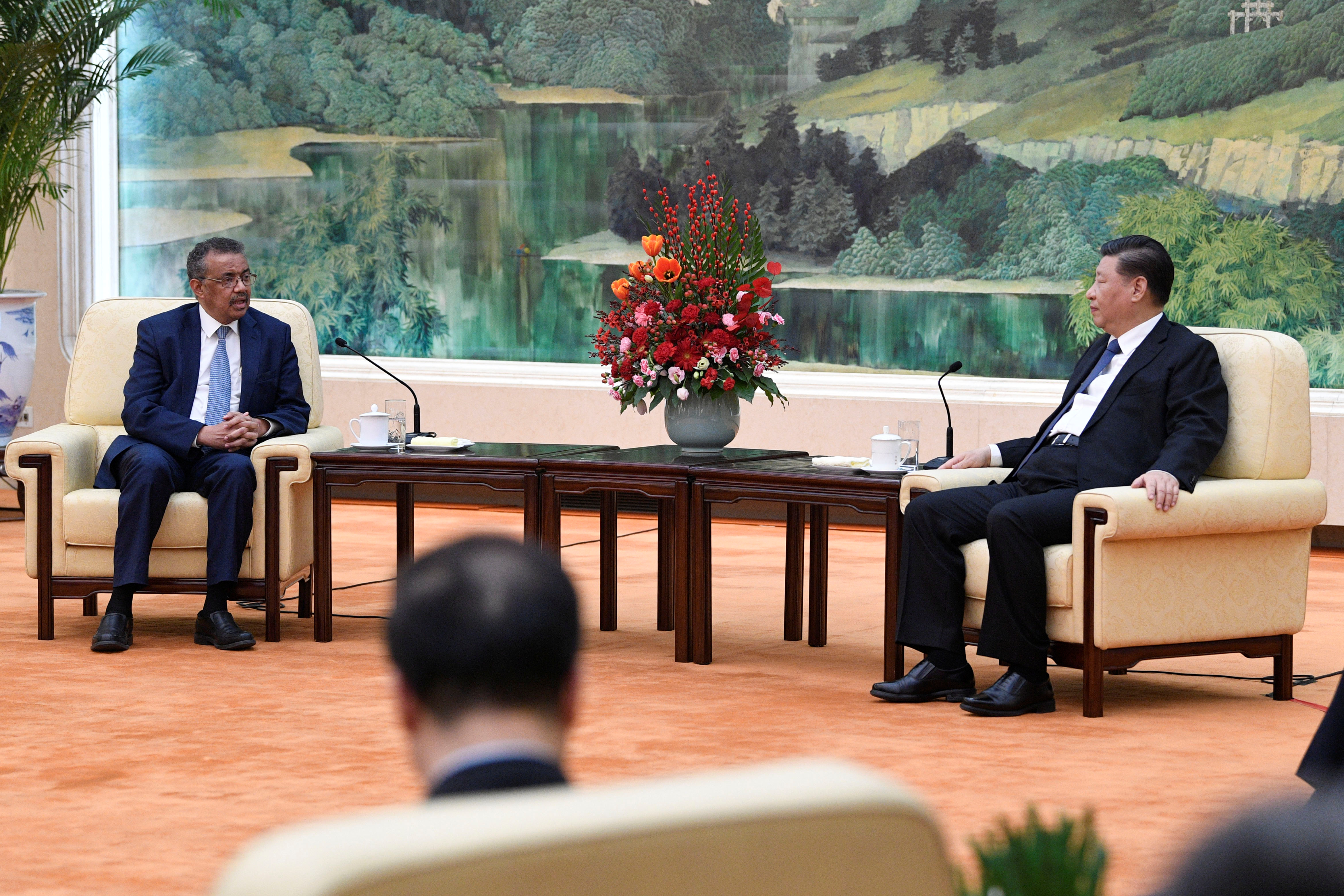 Tedros Adhanom, director general de la OMS, y el presidente chino Xi Jinping durante un encuentro en Beijing (Reuters)
