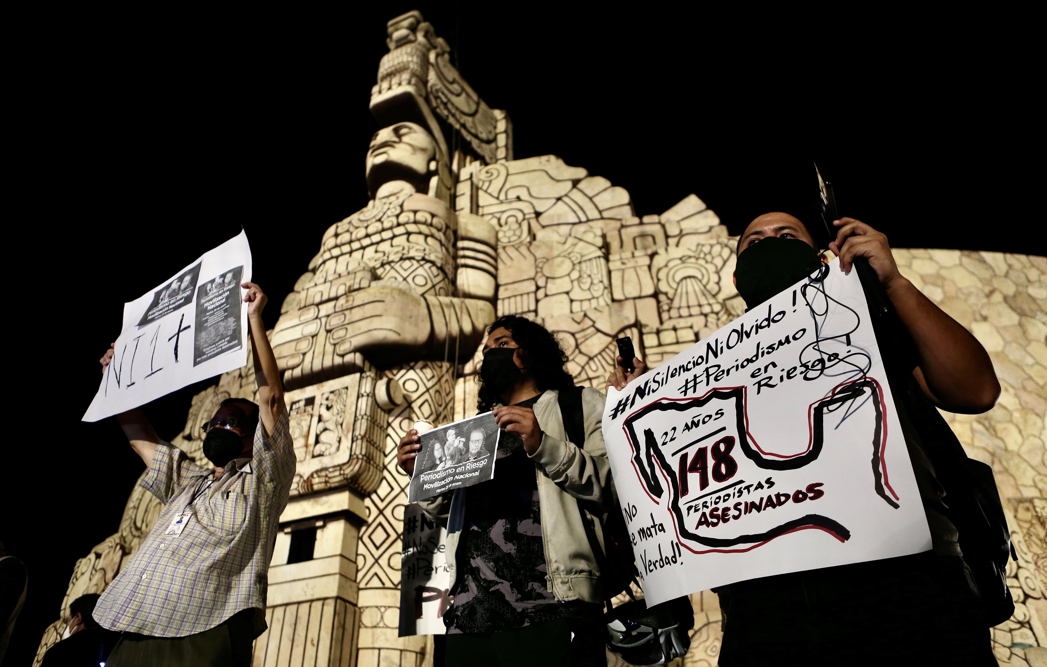 Periodistas protestan en el monumento a la patria para rechazar la violencia en contra de sus colegas y el oficio de informar (Foto: EFE)