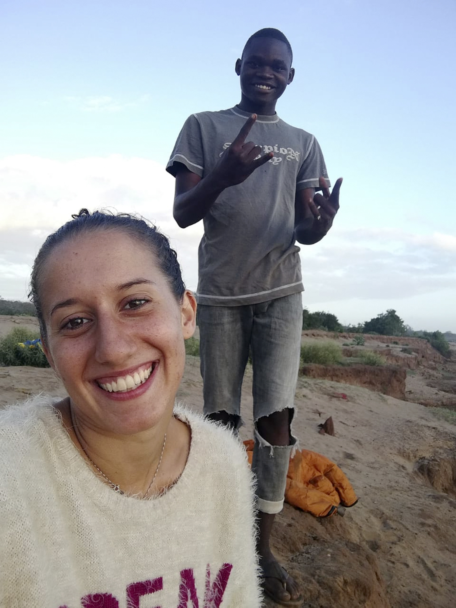 En esta foto de archivo de agosto de 2018, la voluntaria italiana Silvia Romano posa con el residente local Ronald Kazungu Ngala, de 19 años, en la aldea de Chakama, Kenia (AP)