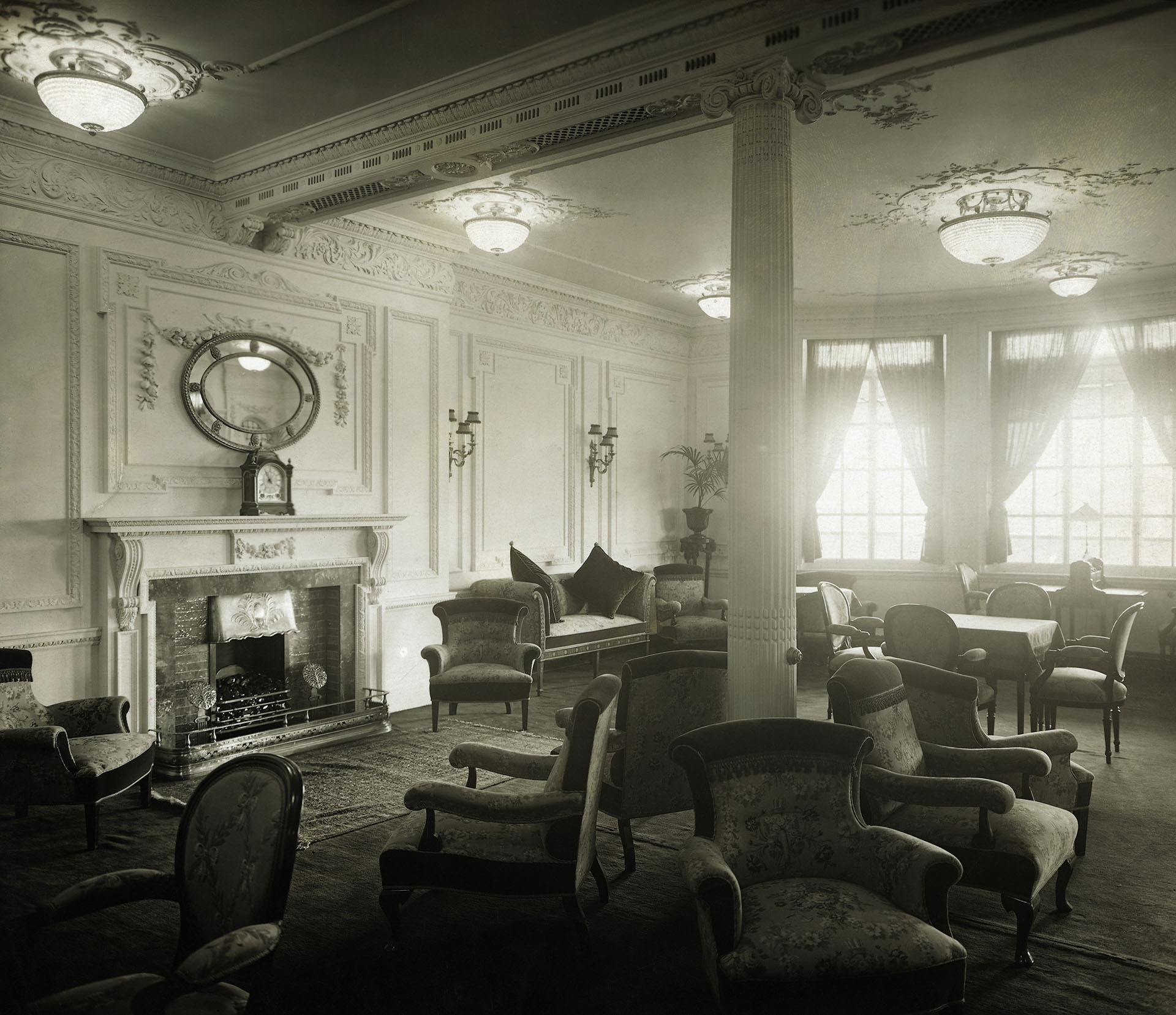 El lujoso salón de lectura. Algunos pasajeros esperaron resignados que el barco se hundiera sentados en sus sillones(Photo by George Rinhart/Corbis via Getty Images)