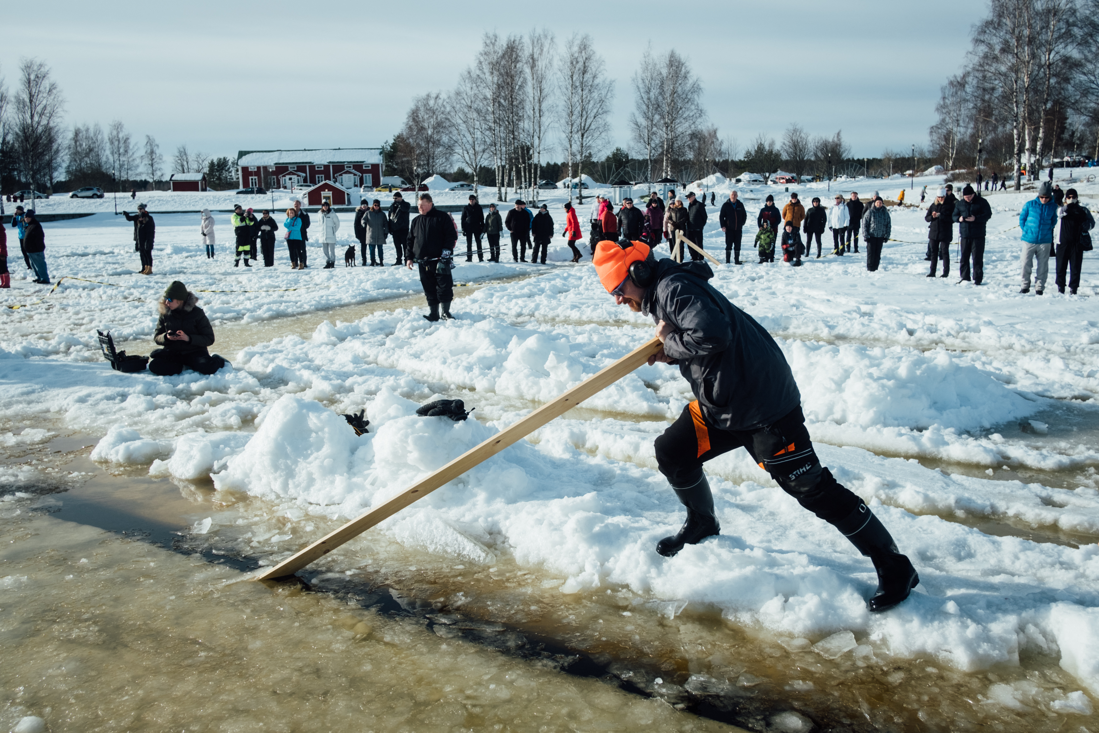 Janne Käpylehto intenta iniciar la rotación del carrusel de hielo (Alessandro RAMPAZZO / AFP)