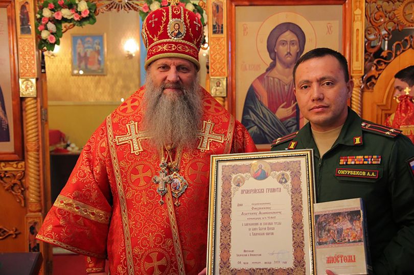 Azatbek Omurbekov, apodado "el carnicero de Bucha", junto al obispo de Khabarovsk