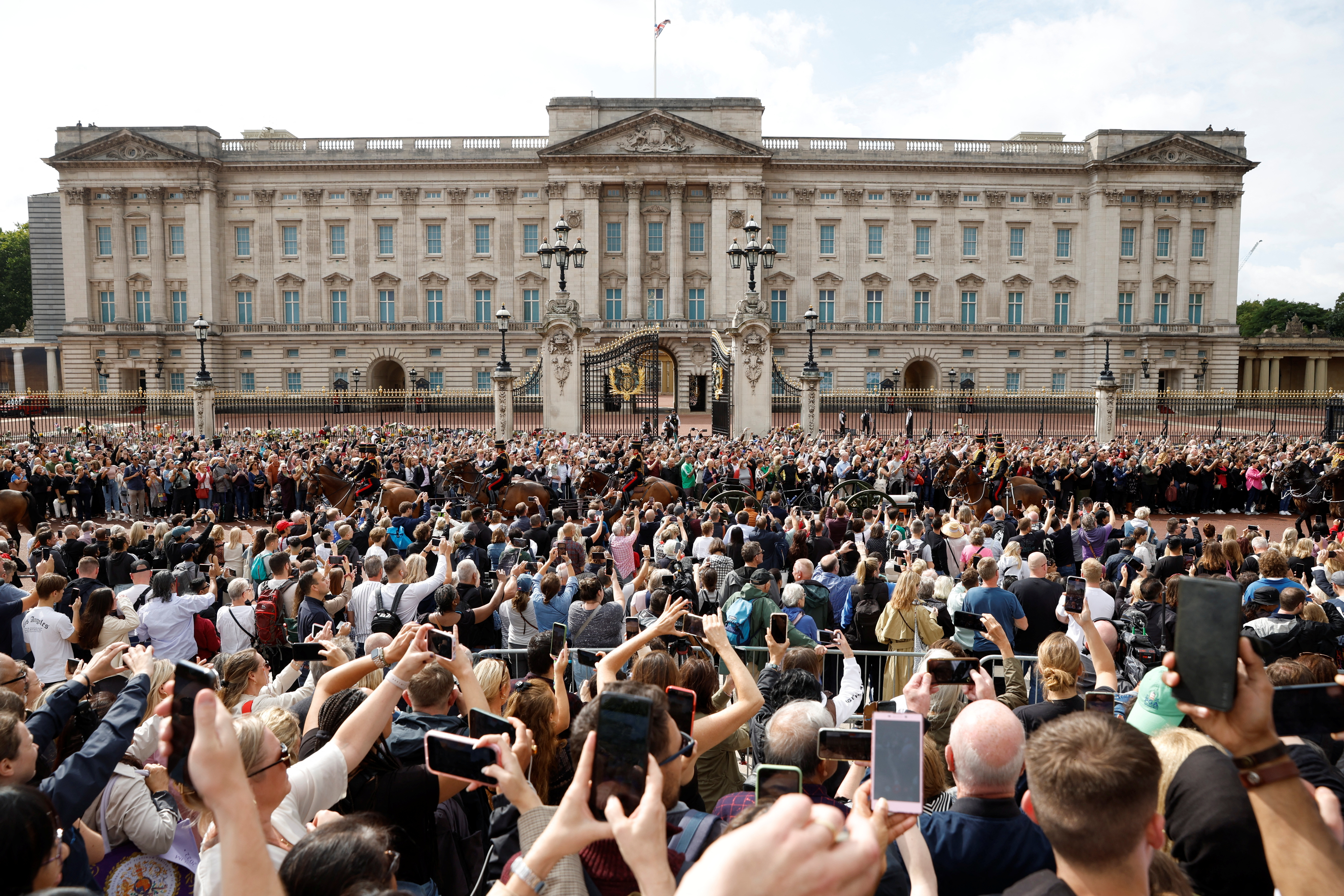 La gente reunida alrededor del palacio (REUTERS/John Sibley)