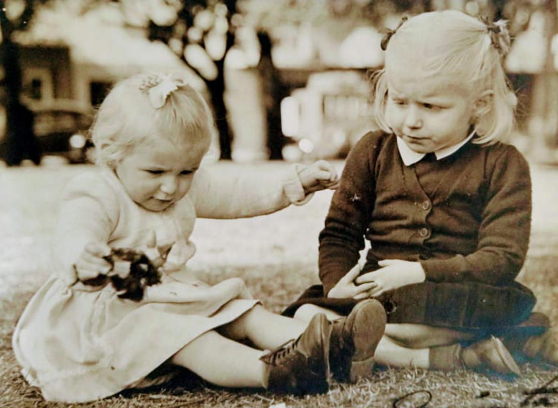 Aída Clariá Olmedo y su hermana, ambas son albinas y tuvieron dos tíos albinos en su familia 