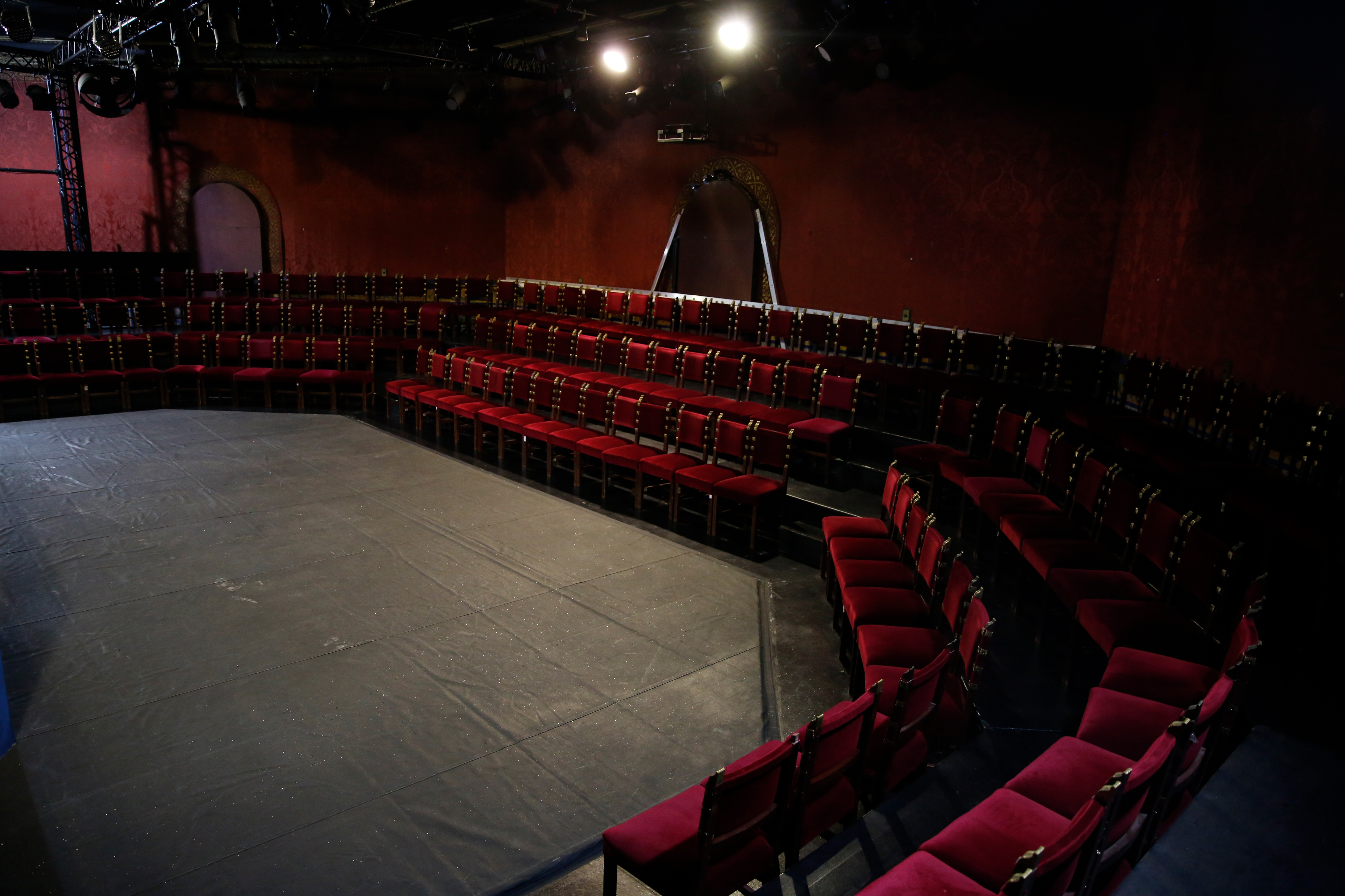 La Sala Orestes Caviglia fue llamada hasta 1996 Argentina. Era, en su origen, la confitería y el bar del teatro. Funciona para obras de cámara y de carácter intimista. Tiene sillas con tallado mudéjar que dan capacidad a 150 espectadores. Su disposición en semicírculo, el escenario está a nivel del piso
