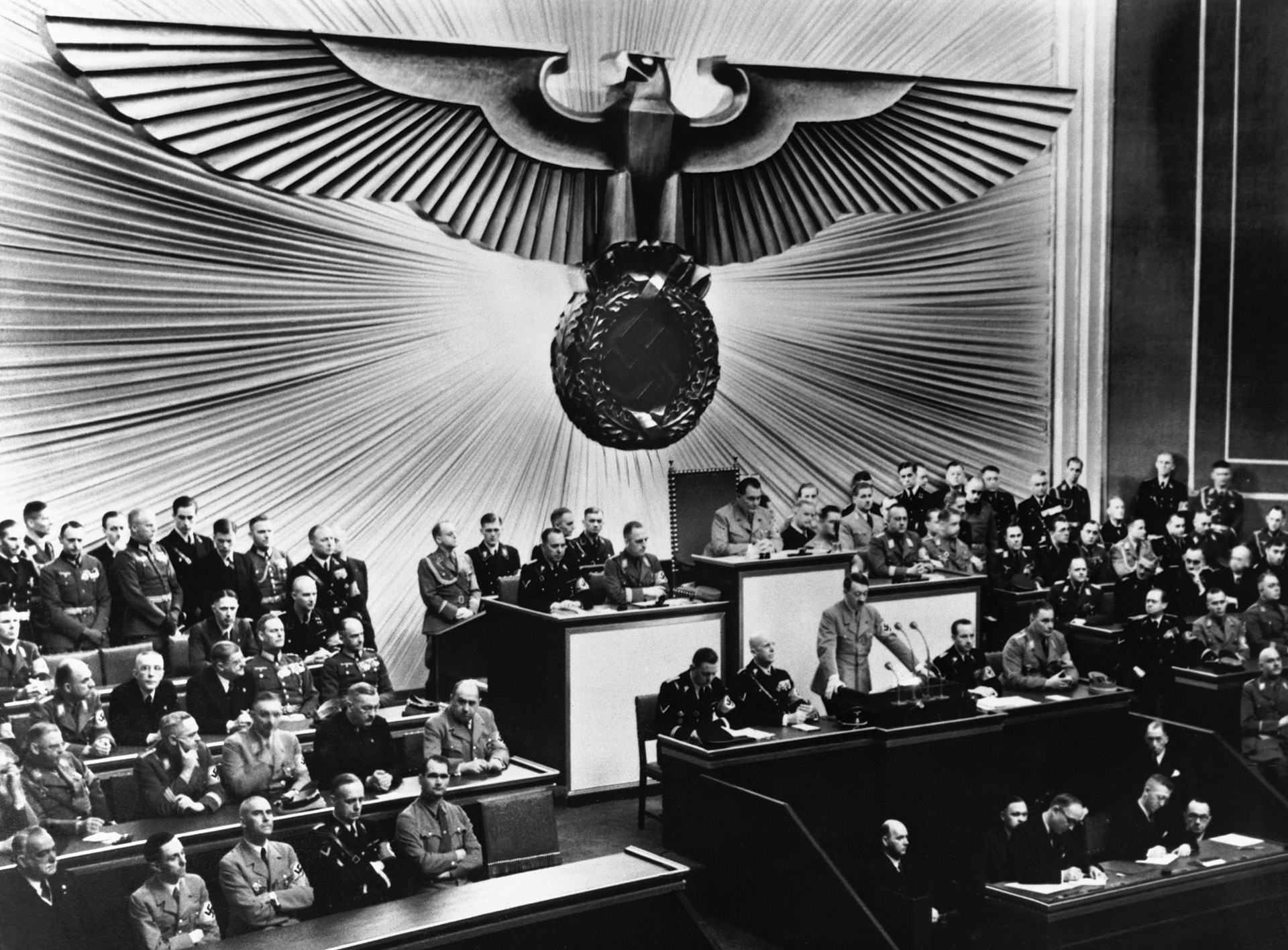 Hitler habla en el parlamento alemán. Poco después de asumir el poder votó la Ley de Eugenesia (Getty Images)