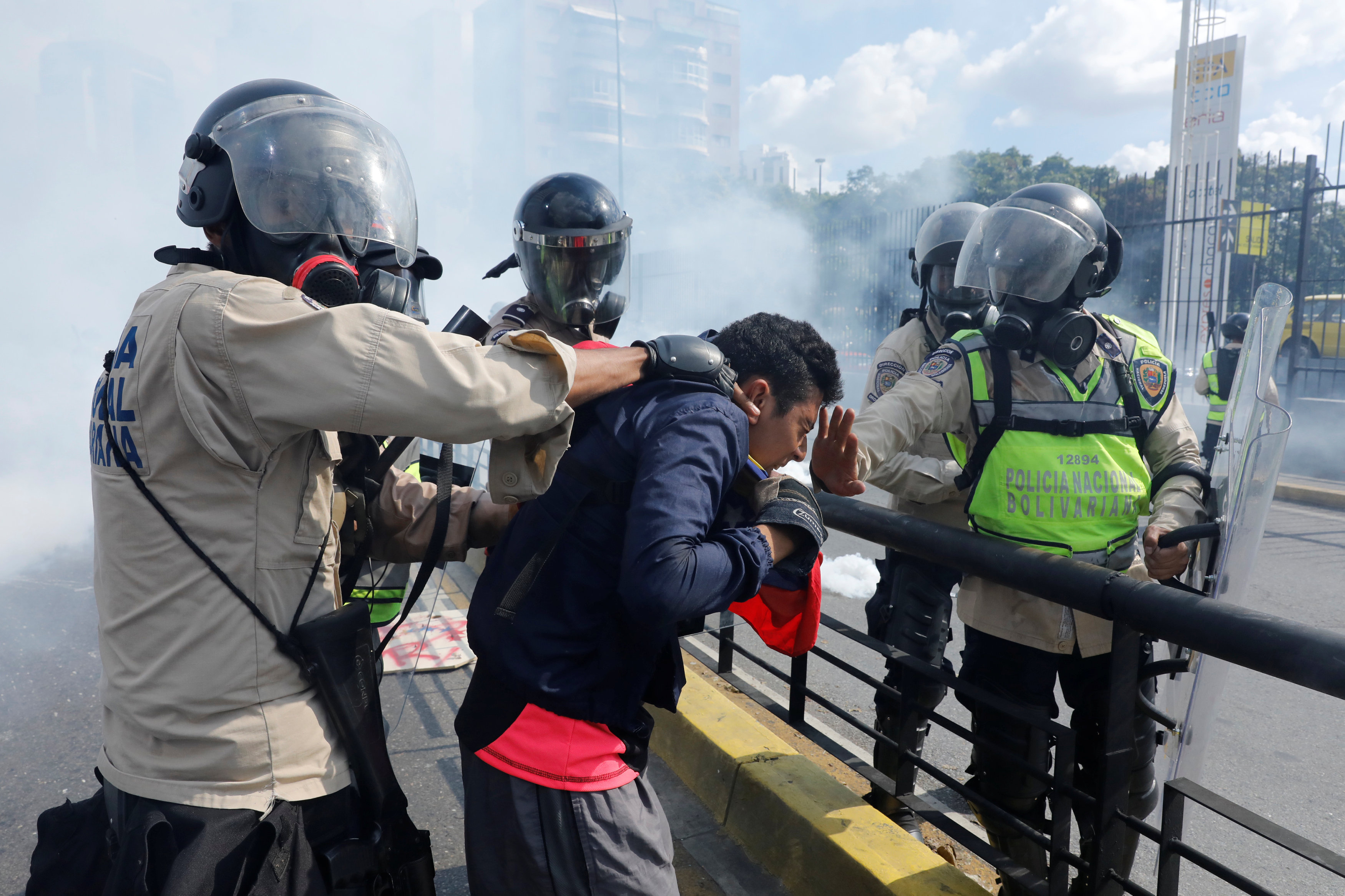 Represión por parte de los cuerpos de seguridad del régimen de Maduro a las protestas en Caracas (Reuters)