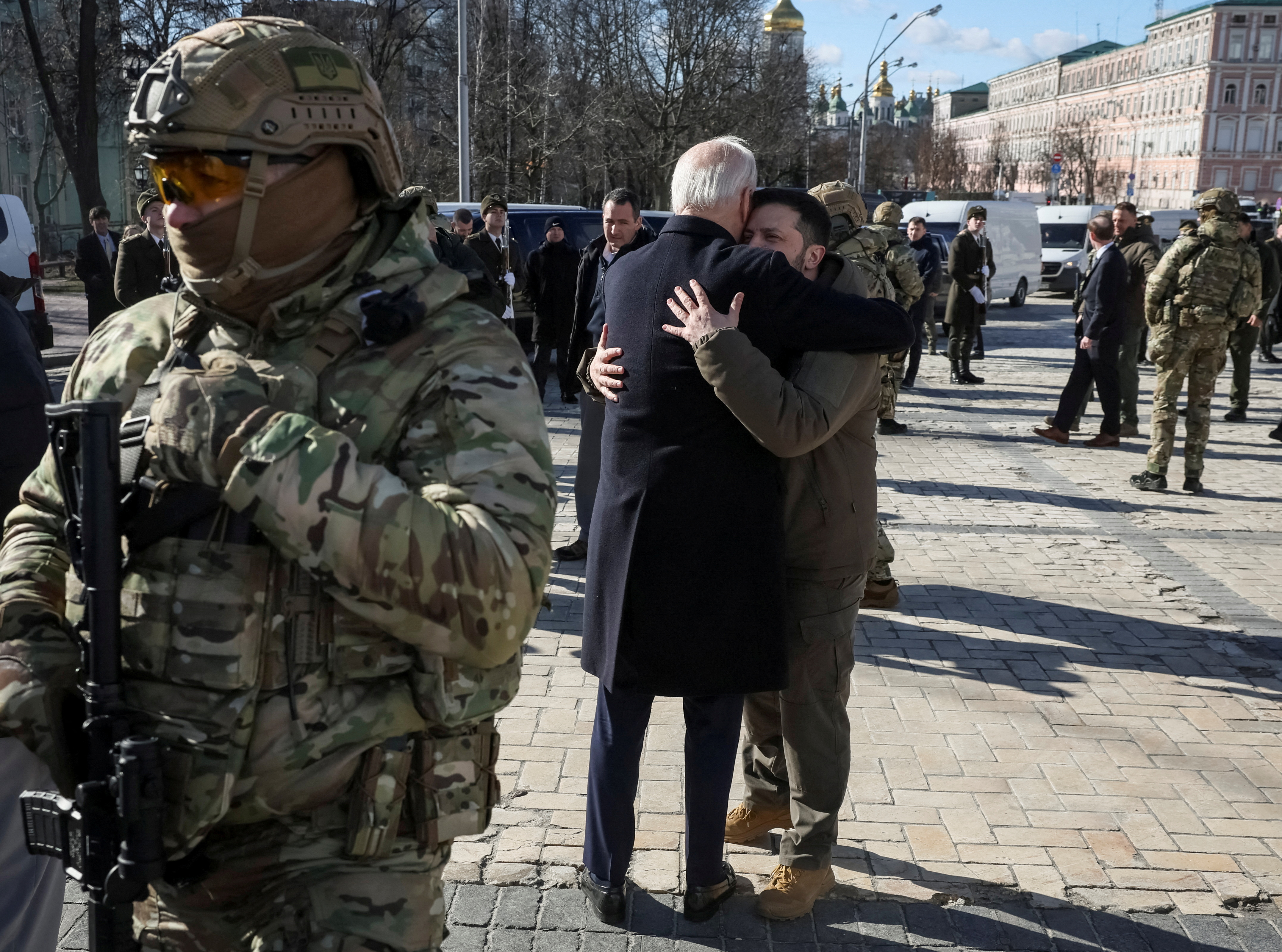El presidente de los Estados Unidos, Joe Biden, y el presidente de Ucrania, Volodymyr Zelenskiy, se abrazan.