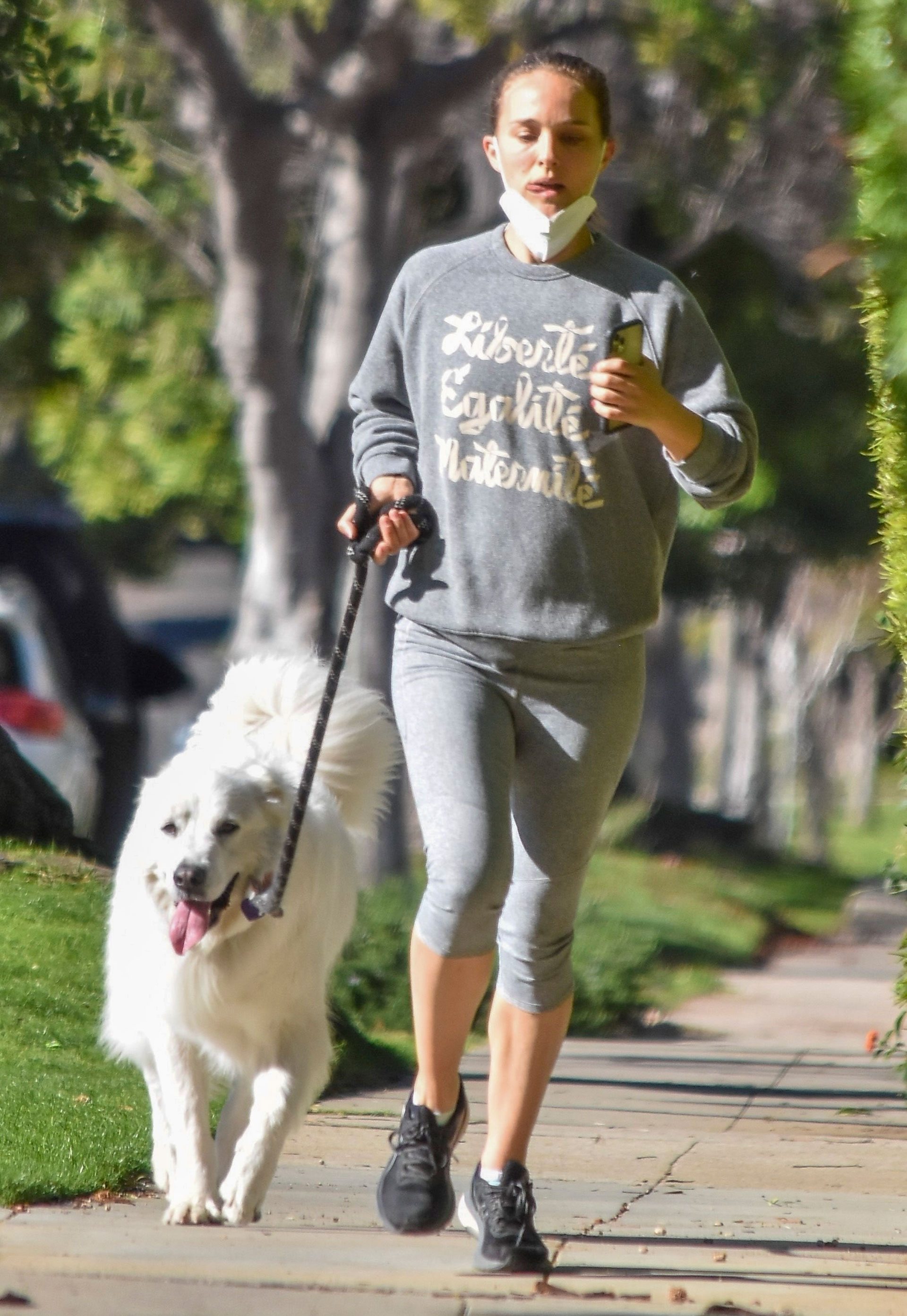 Día de entrenamiento. Natalie Portman salió a hacer deporte por las calles de Los Feliz, California. Y aprovechó la oportunidad para sacar a su perro, con quien corrió a la par mientras lo llevaba de la correa