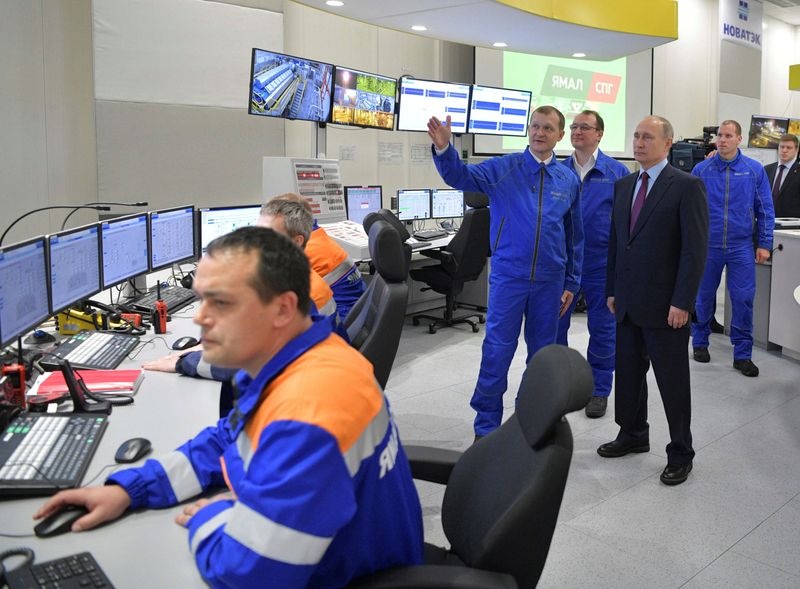 Foto de archivo: El presidente ruso Vladimir Putin inspecciona una planta de gas Yamal LNG en el puerto ártico de Sabetta (REUTERS)