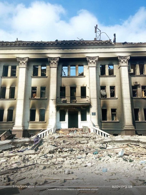 Una imagen del estado actual del teatro bombardeado por Rusia en Mariupol (Crédito: Twitter @JakeGodin)