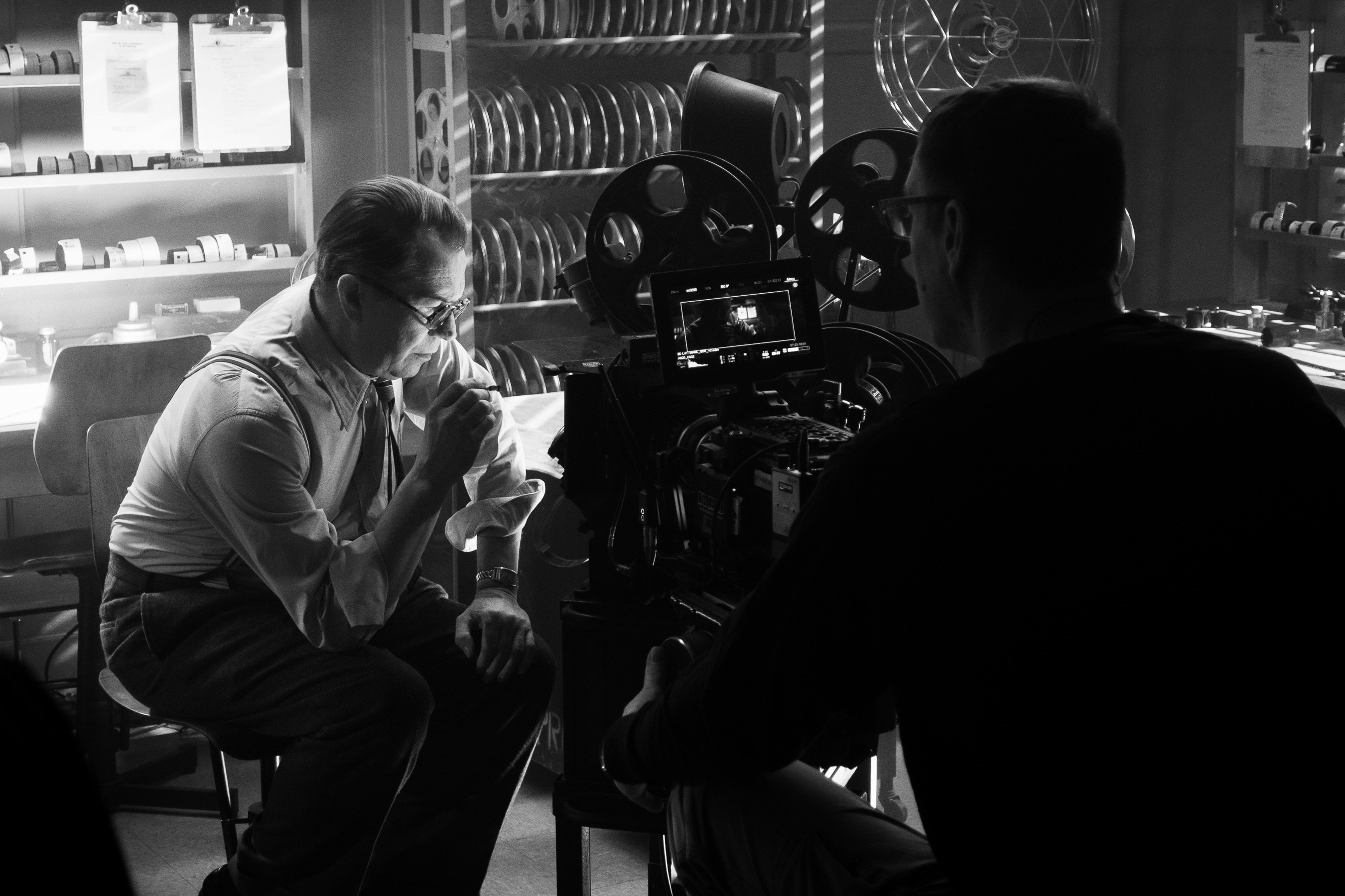 Fotografía cedida por Netflix donde aparece el actor Gary Oldman (i) mientras habla con el director David Fincher (d), durante el rodaje de una escena de la película "Mank" que se estrenará el 4 de diciembre (Foto: EFE/Nikolai Loveikis/Netflix)
