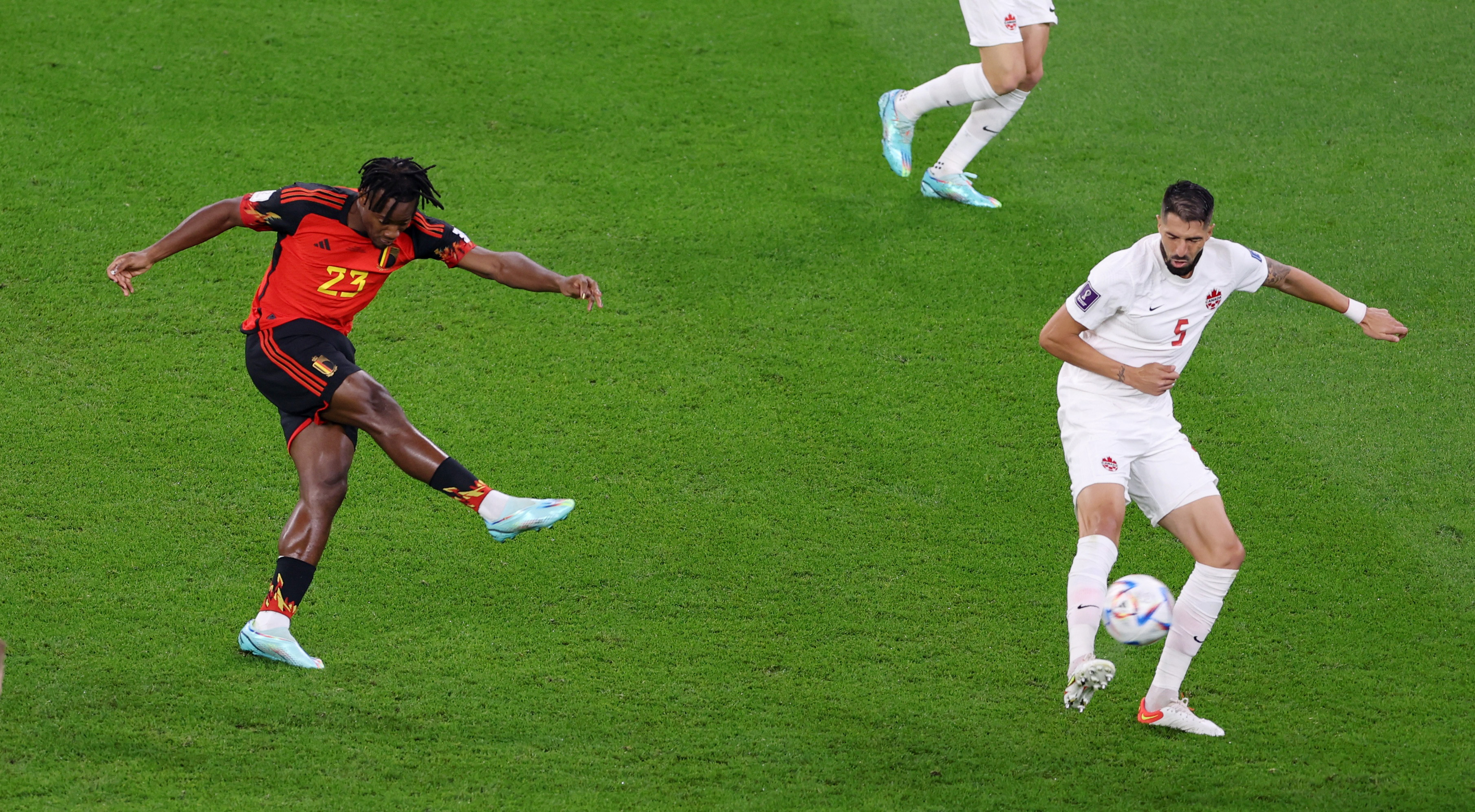 Michy Batshuayi probó desde larga distancia, pero su remate terminó en las manos del arquero canadiense (REUTERS/Molly Darlington)
