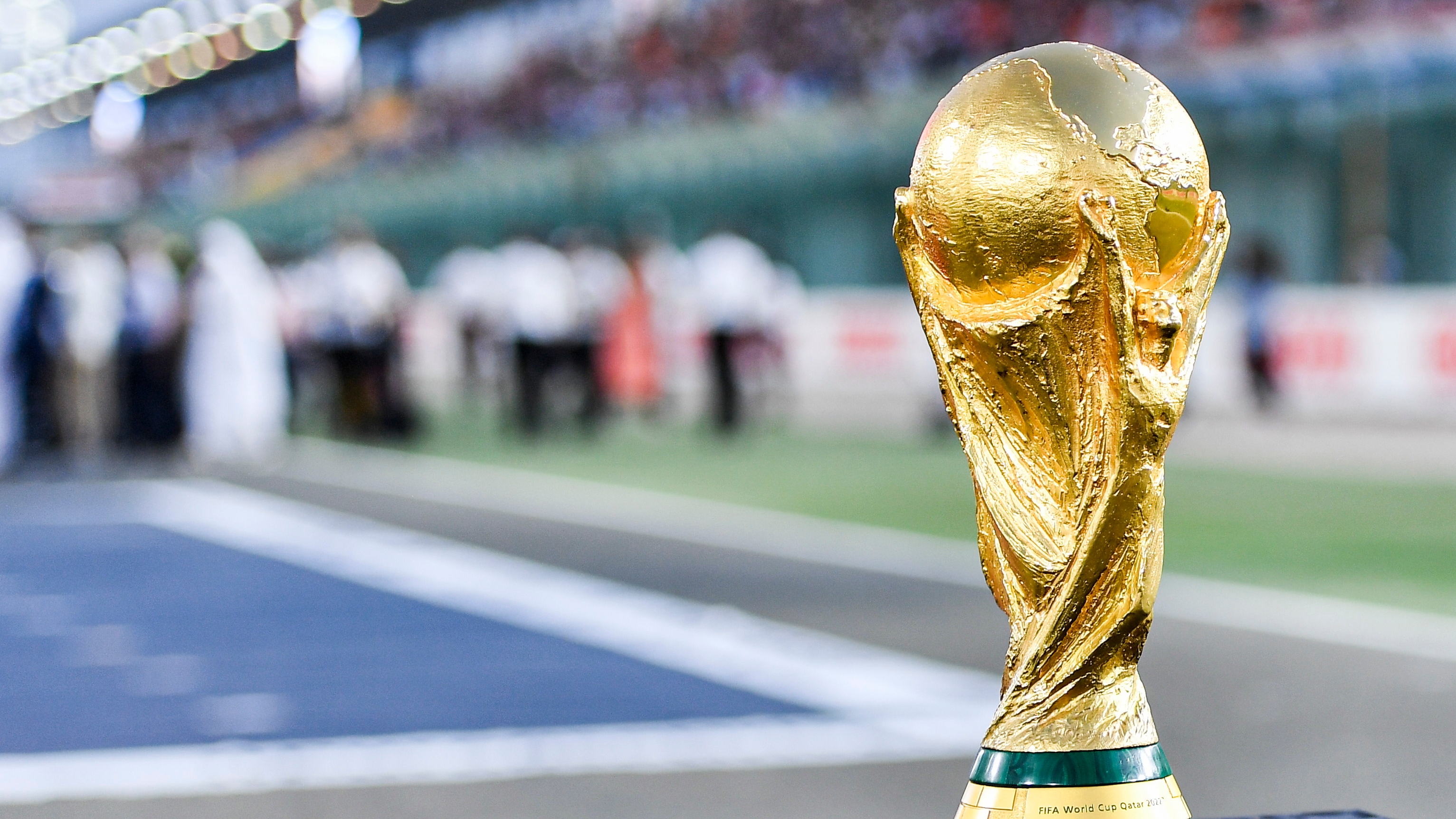 Puchar Świata waży ponad 6 kilogramów i jest wykonany z czystego złota (zdjęcie: EFE/EPA/NOUSHAD THEKKAYIL)