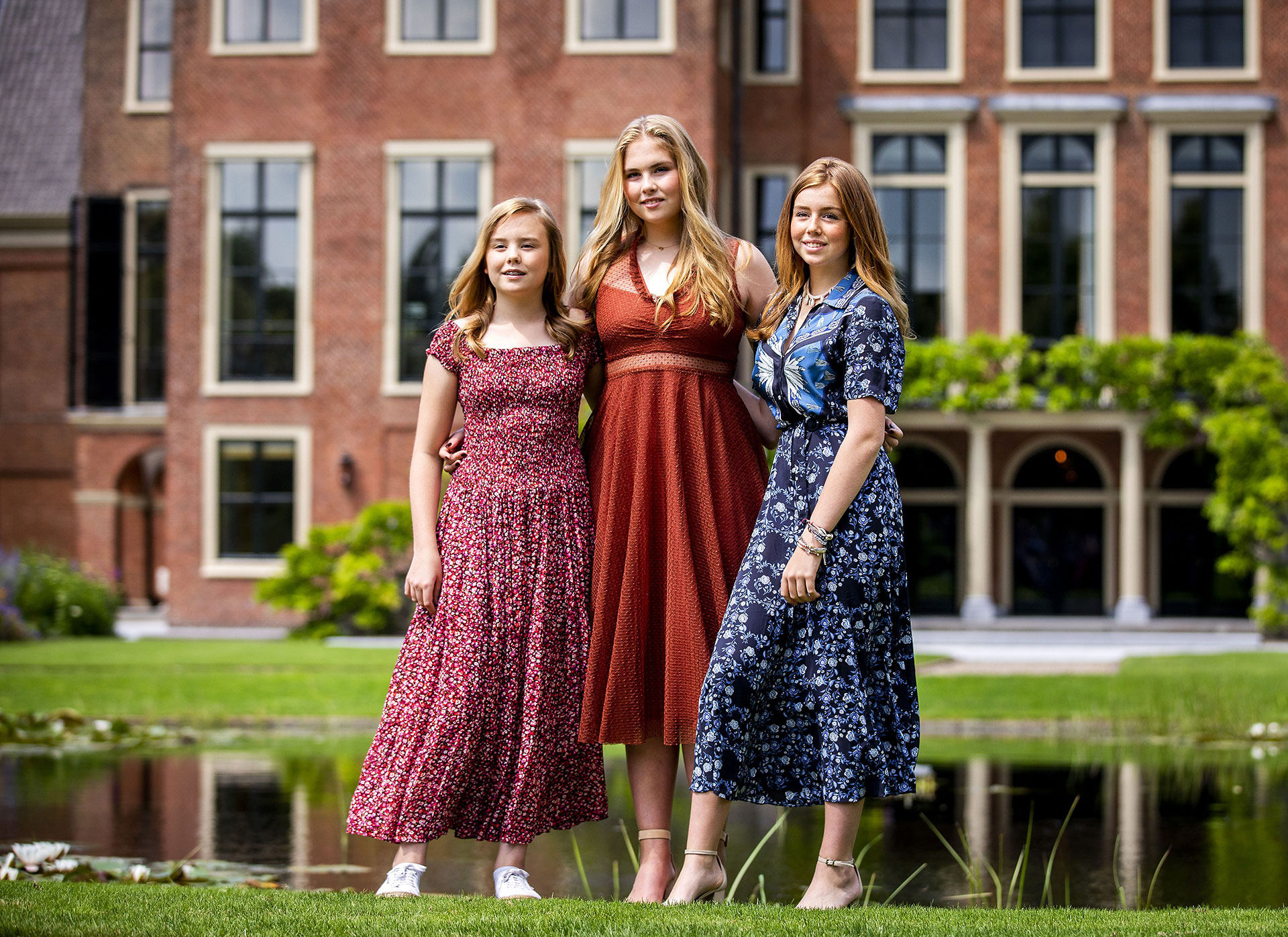 Las princesas de Holanda Amalia, Alexia y Ariane fueron educadas por dos niñeras, la segunda de estas -por elección de Máxima- fue argentina (AFP)
