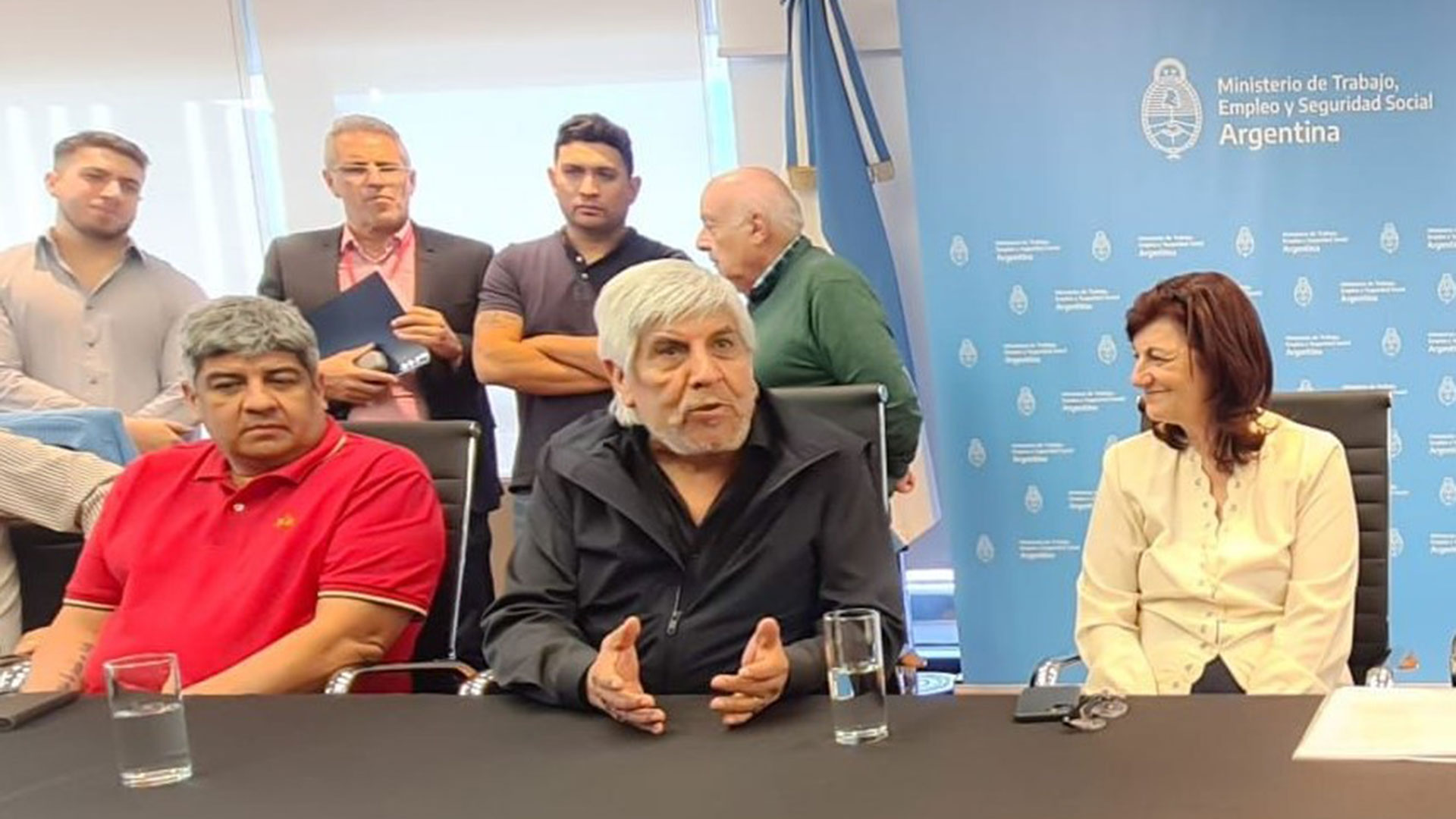 Pablo Moyano, Hugo Moyano y la ministra Kelly Olmos, tras la firma de la paritaria del Sindicato de Camioneros