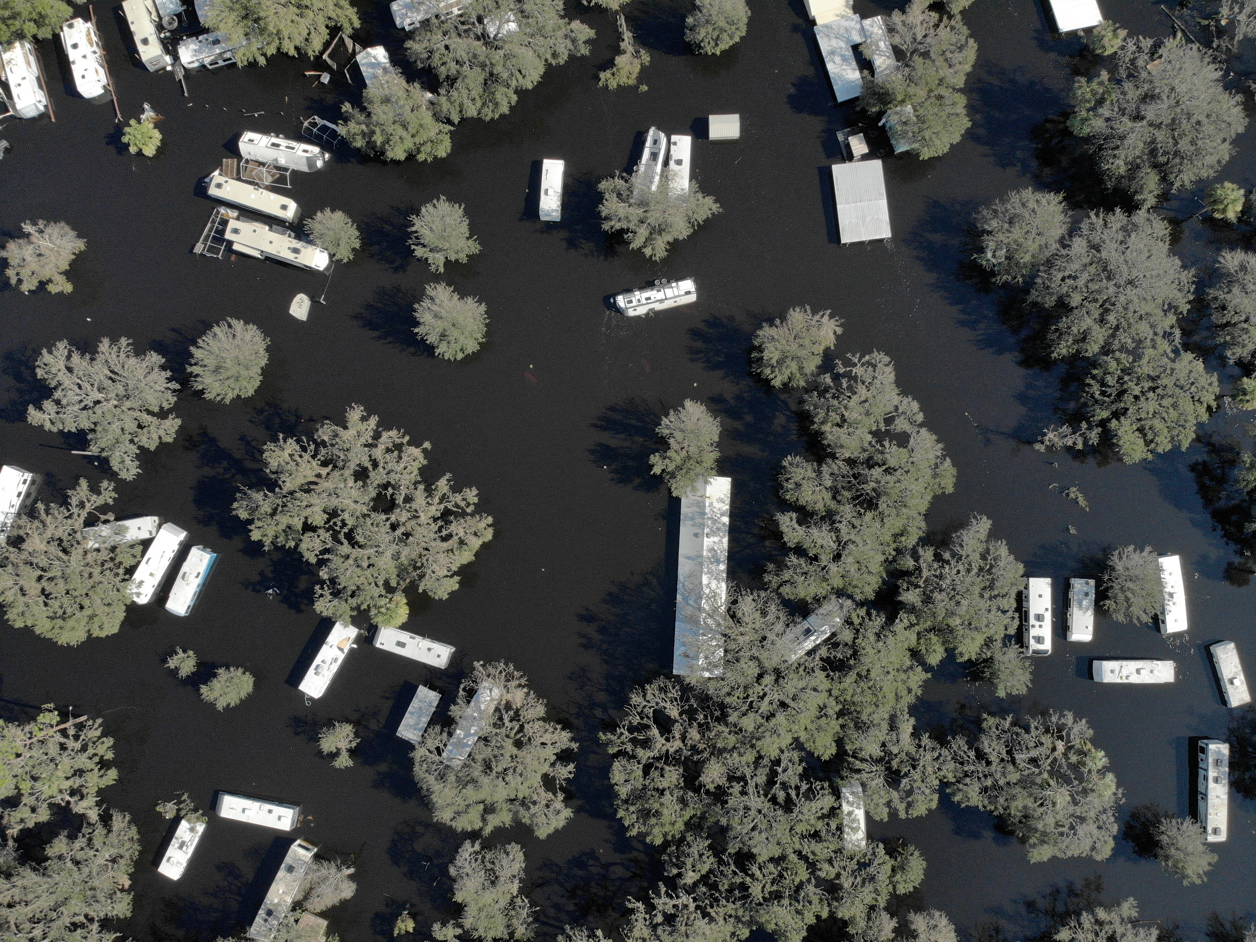 Un campo de casas móviles completamente inundado en una toma aérea