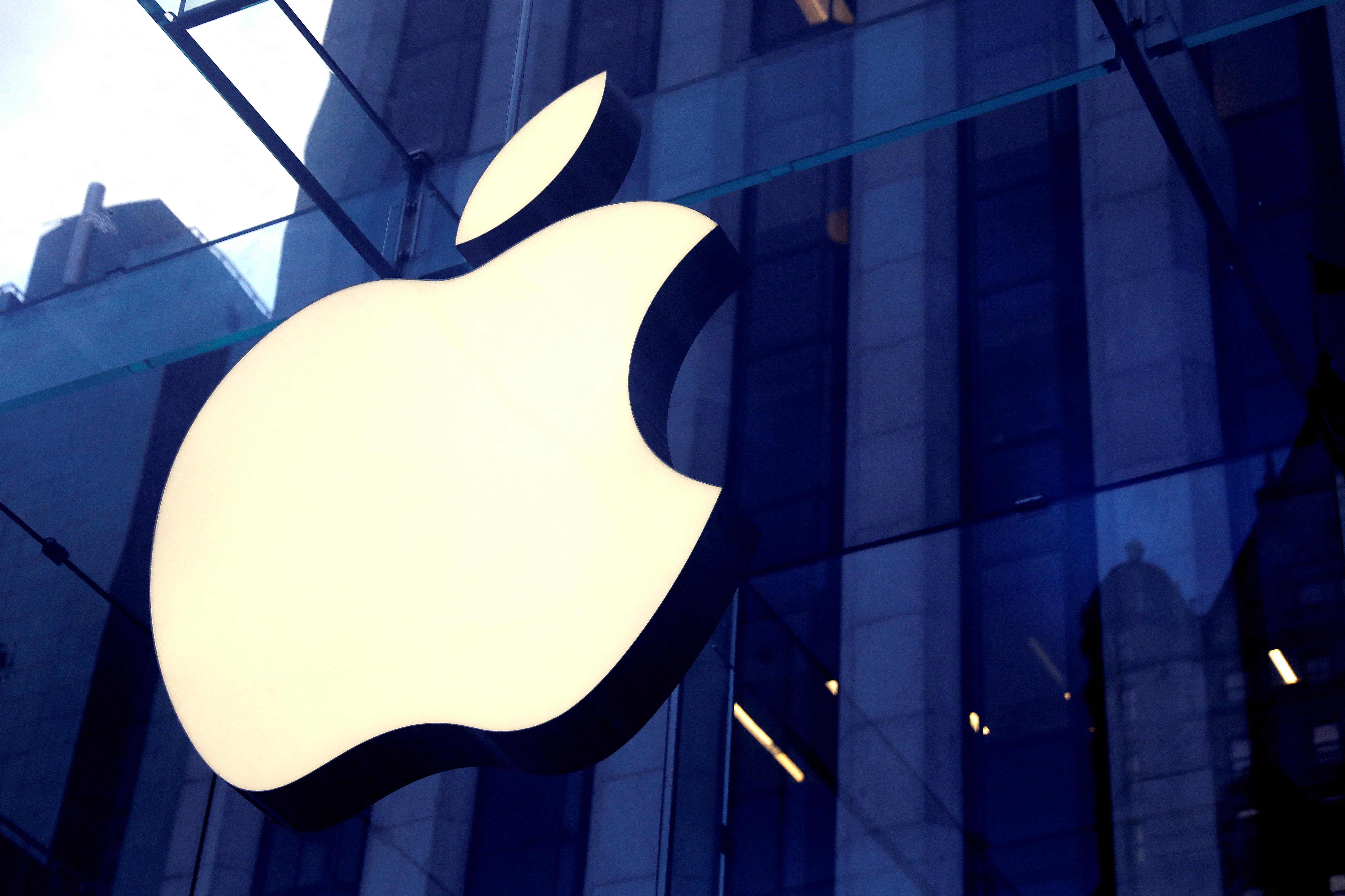 Apple indica que no puede brindar acceso a una cuenta si el usuario no tiene la nueva llave de recuperación aún si esta ha sido generada por el ladrón que robó el iPhone. (REUTERS/Mike Sega)