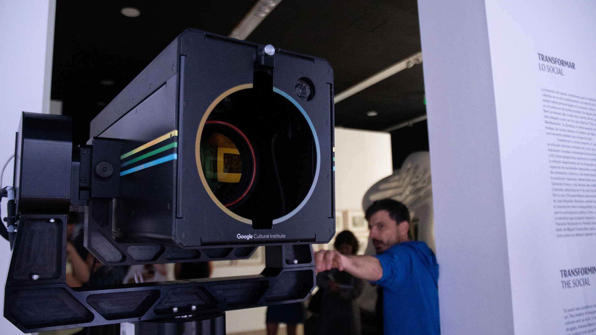 La "Art Camera" que registra las obras, es una cámara robótica genera imágenes de gigapíxeles, con cientos de primeros planos de alta resolución (Foto: Télam S. E.)