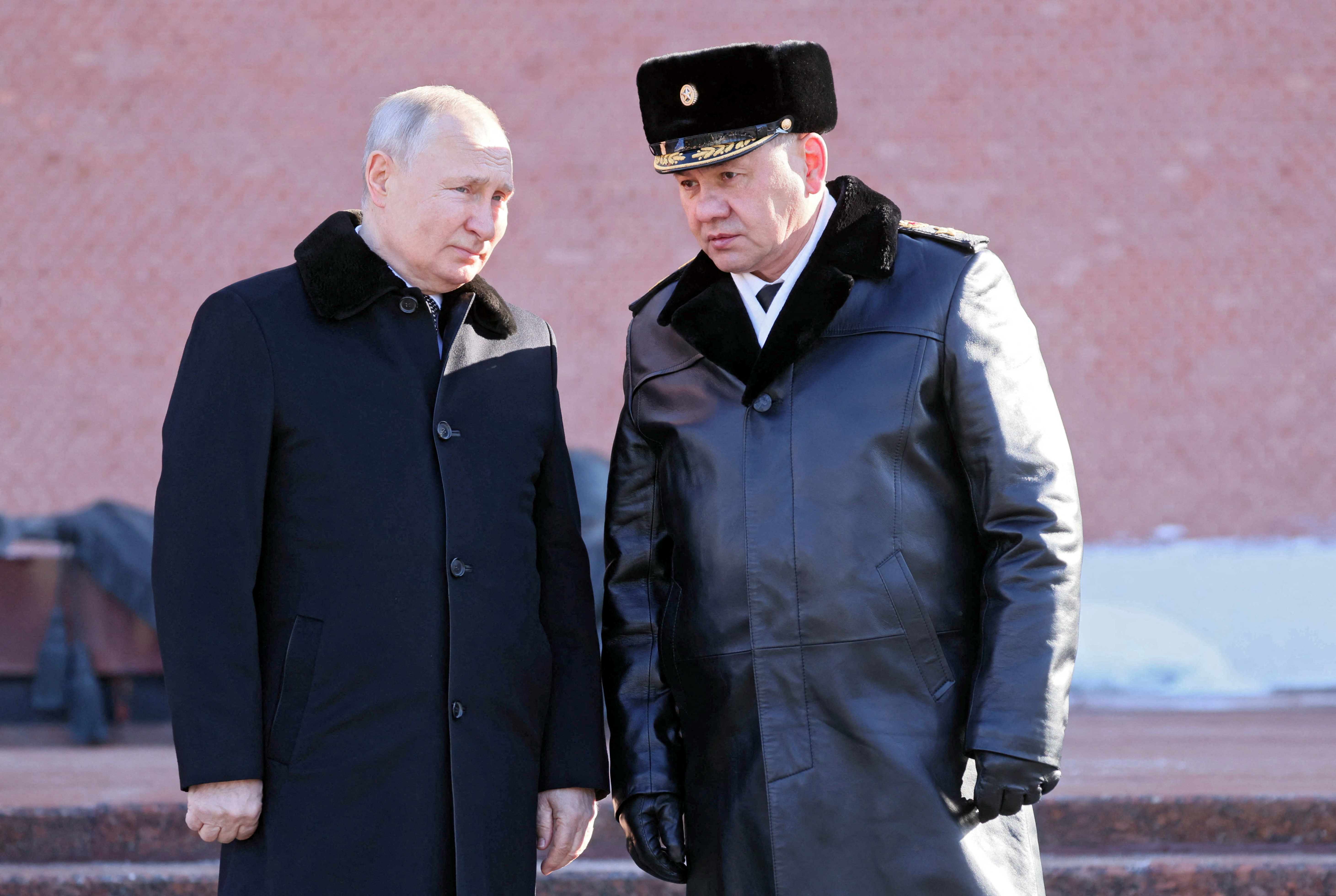 El presidente ruso, Vladímir Putin, y el ministro de Defensa, Serguéi Shoigú, en Moscú, Rusia, 23 de febrero de 2023 (Reuters)
