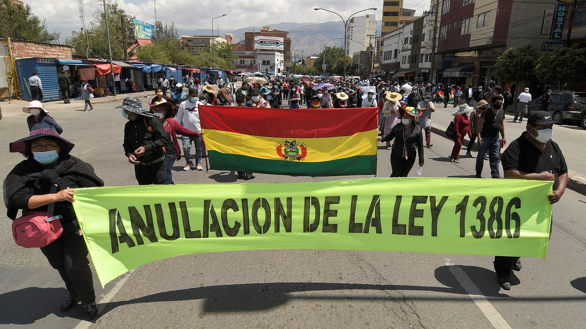 Gremialistas participan en una marcha pidiendo la abrogación de la ley de Estrategia Nacional de Lucha Contra la Legitimación de Ganancias Ilícitas y el Financiamiento al Terrorismo, en Cochabamba (Bolivia) (EFE)