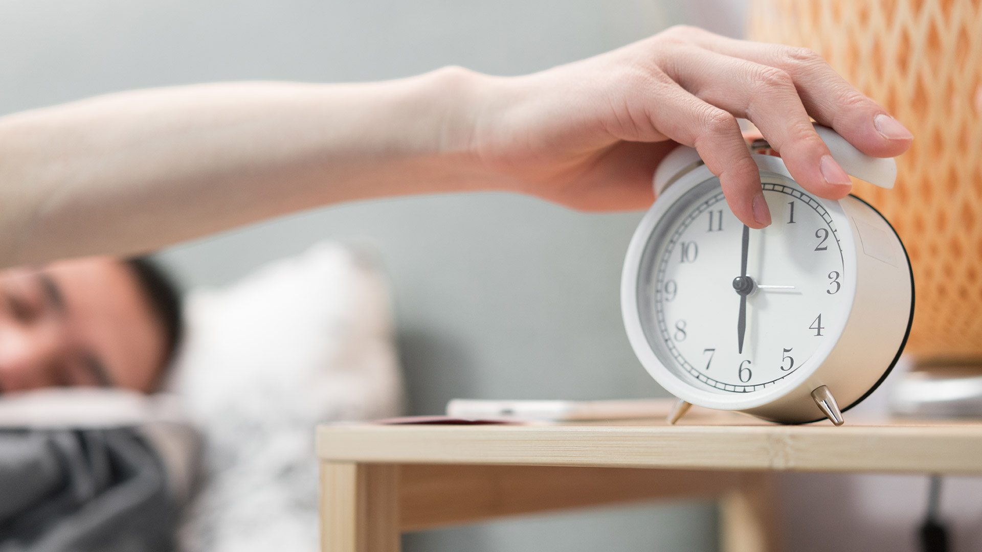 Un estudio de 2021 publicado en la revista Sleep Health encontró que las personas que dormían menos de cinco horas por noche tenían un 44% más de probabilidades de reportar un resfriado de cabeza o pecho que aquellas que dormían de siete a ocho horas (Getty Images)