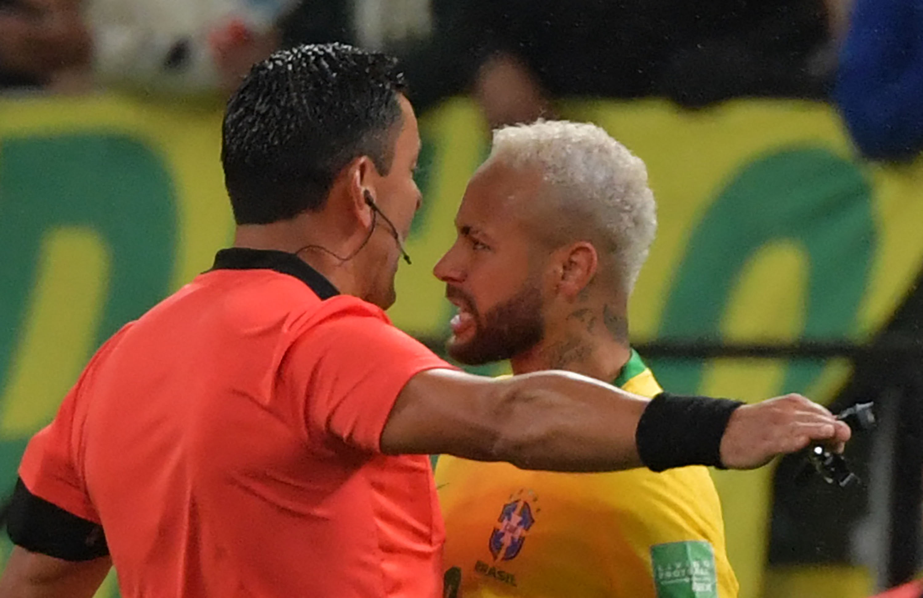El show de Neymar ante el árbitro en el partido de la selección Colombia contra Brasil
