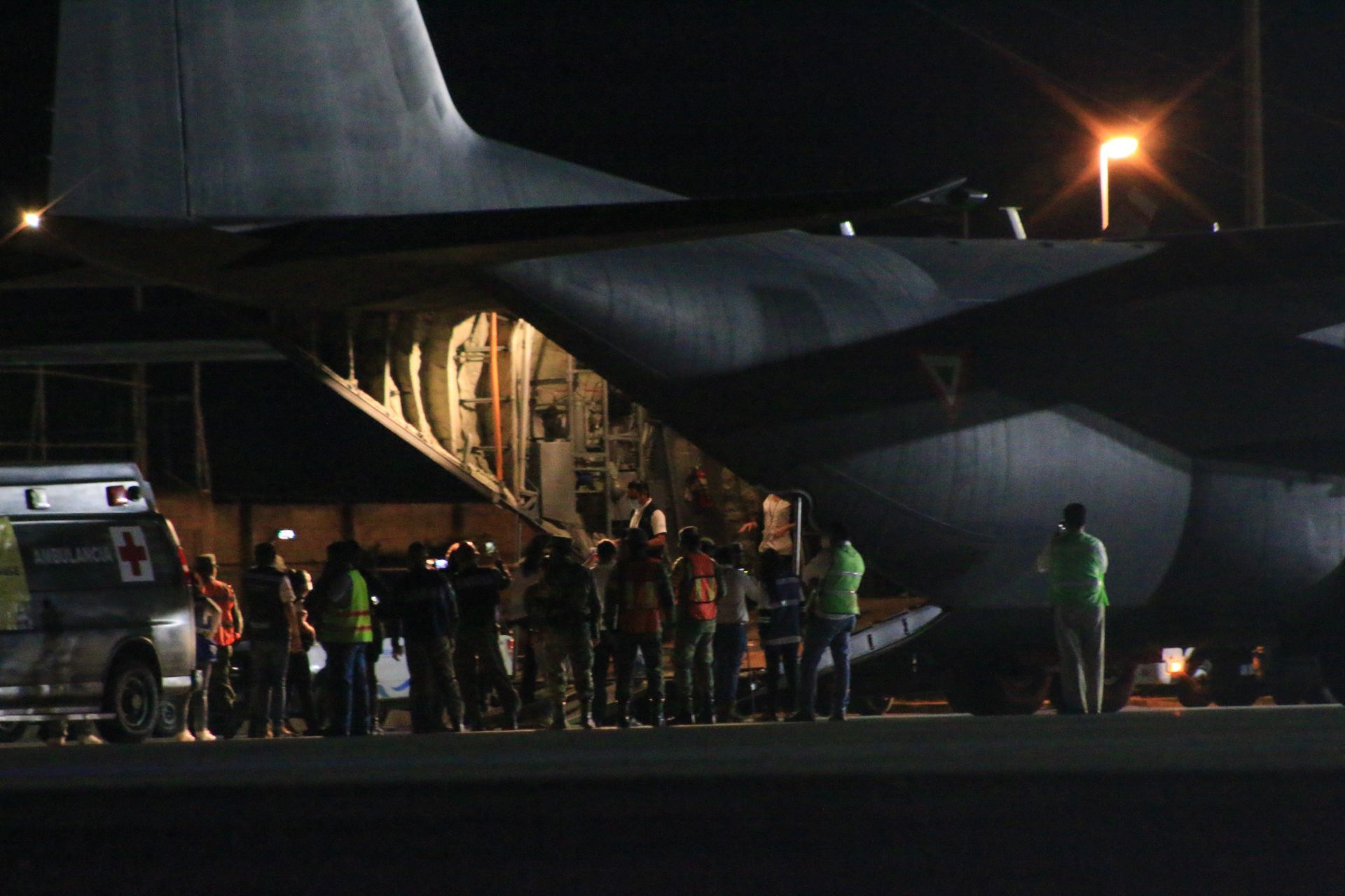 Un avión Hércules de la Fuerza Área Mexicana llegó hoy a las 20:15 horas al Aeropuerto Internacional de Cancún, con 7 mil 500 dosis de vacunas para COVID-19. En esta primera etapa, la vacuna se aplicará a médicos, personal de enfermería, inhaloterapeutas, laboratoristas, químicos, técnicos radiólogos, camilleros, empleados de limpieza e higiene, trabajadores de ambulancias, manejadores de alimentos, y equipos de asistencia médica y trabajo social. Cancún, México. 12 de enero de 2021.