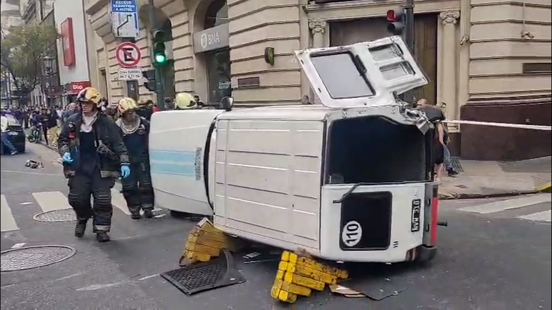 Fuerte accidente en el centro porte&ntilde;o: chocaron dos veh&iacute;culos, uno volc&oacute; y el conductor qued&oacute; atrapado