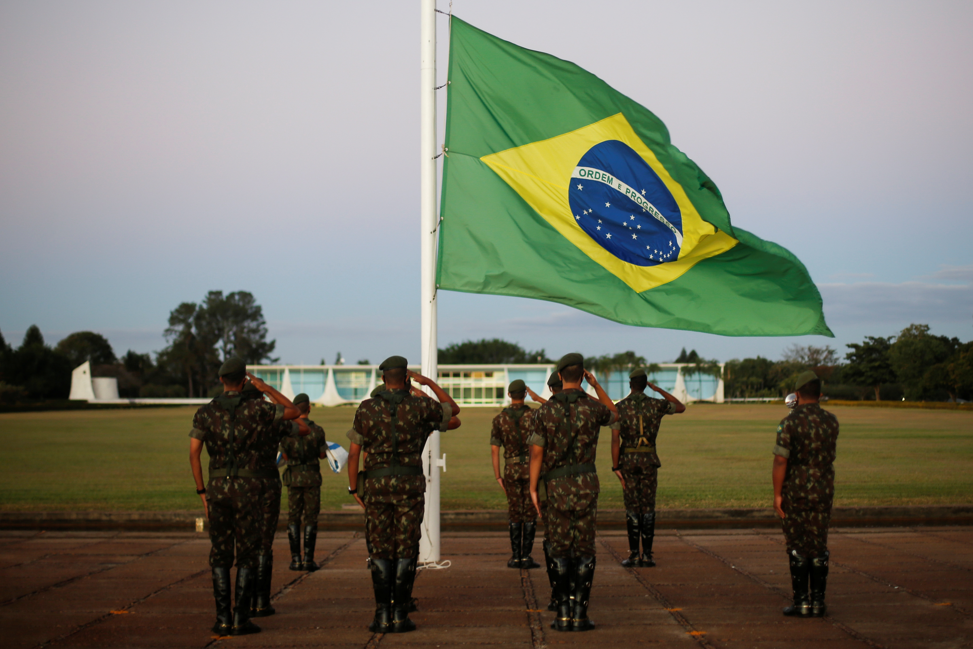 Soldados brasileños ante la bandera nacional en el Palacio de la Alvorada en Brasilia, Brasil (REUTERS/Adriano Machado)