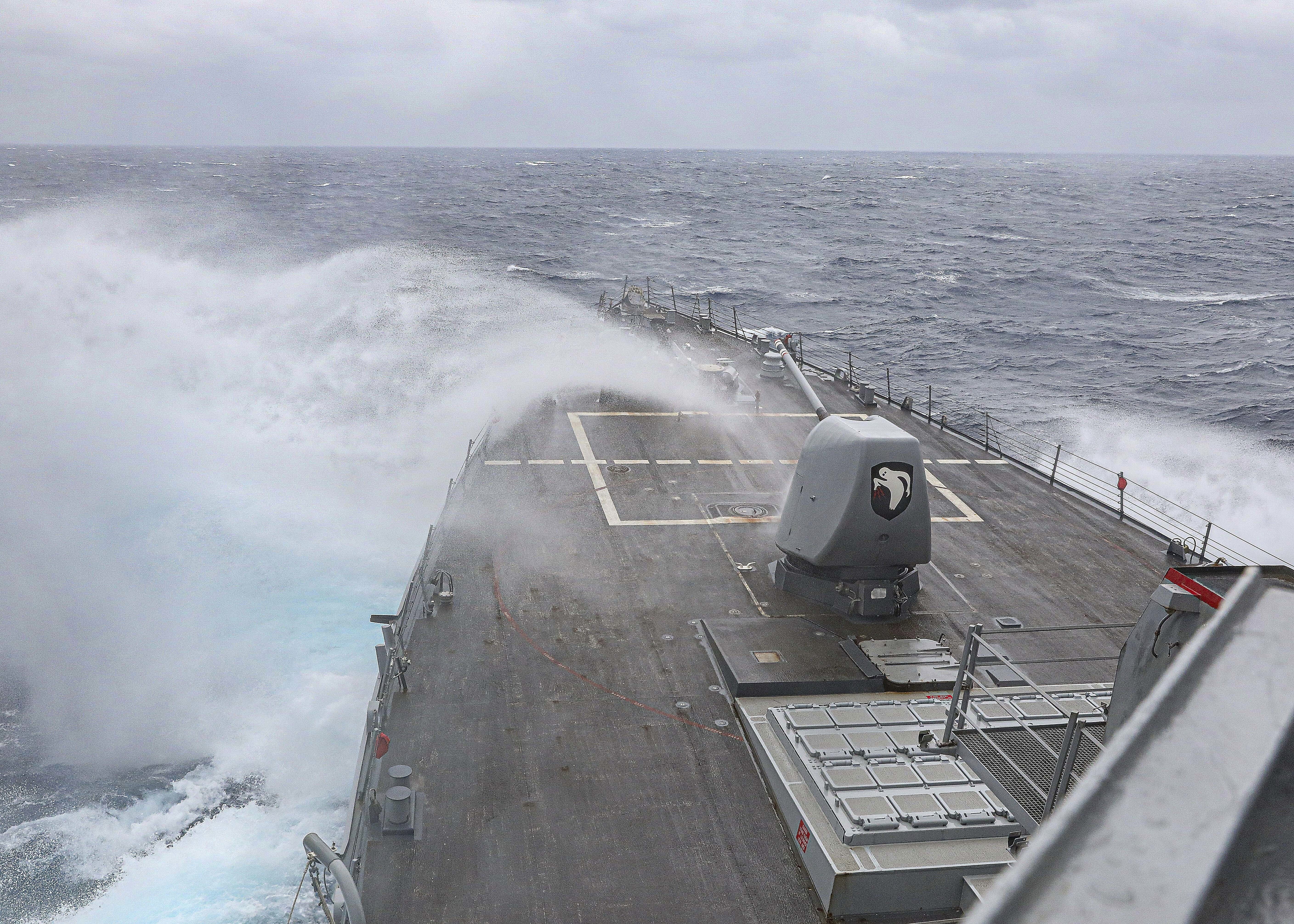 En esta foto facilitada por la Armada estadounidense, el destructor de misiles guiados USS Milius (DDG 69), de la clase Arleigh Burke, navega en el mar de Filipinas, el 13 de marzo de 2023. (U.S. Navy via AP)