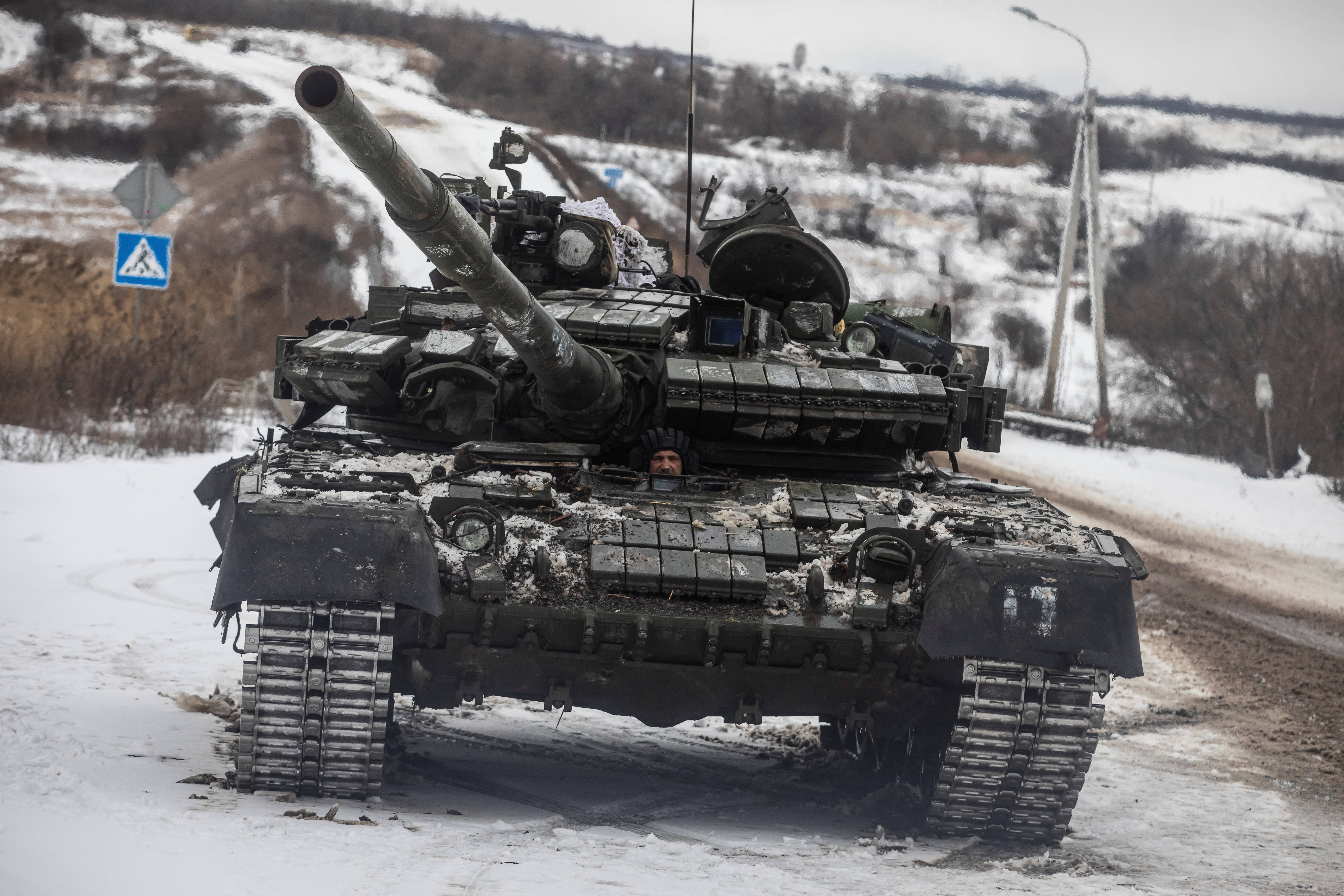 Un tanque ucraniano en el frente de Bakhmut, una de las batallas más largas y sangrientas de la guerra (REUTERS/Yevhenii Zavhorodnii)