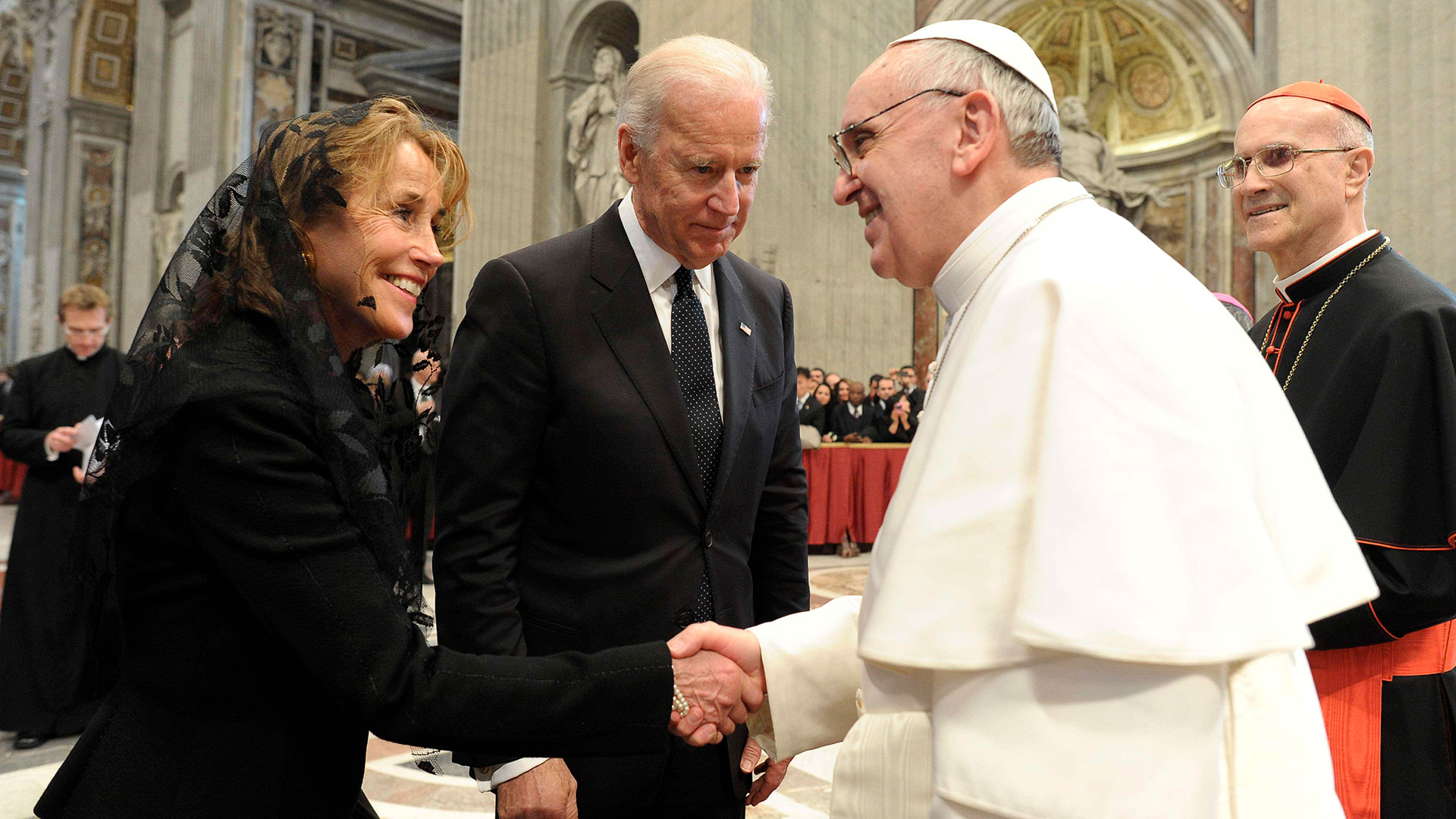 Joe Biden, quien por ese entonces era Vicepresidente de los Estados Unidos de América -y actual Presidente-, junto a su esposa, Jill, también asistieron para felicitar al Papa argentino