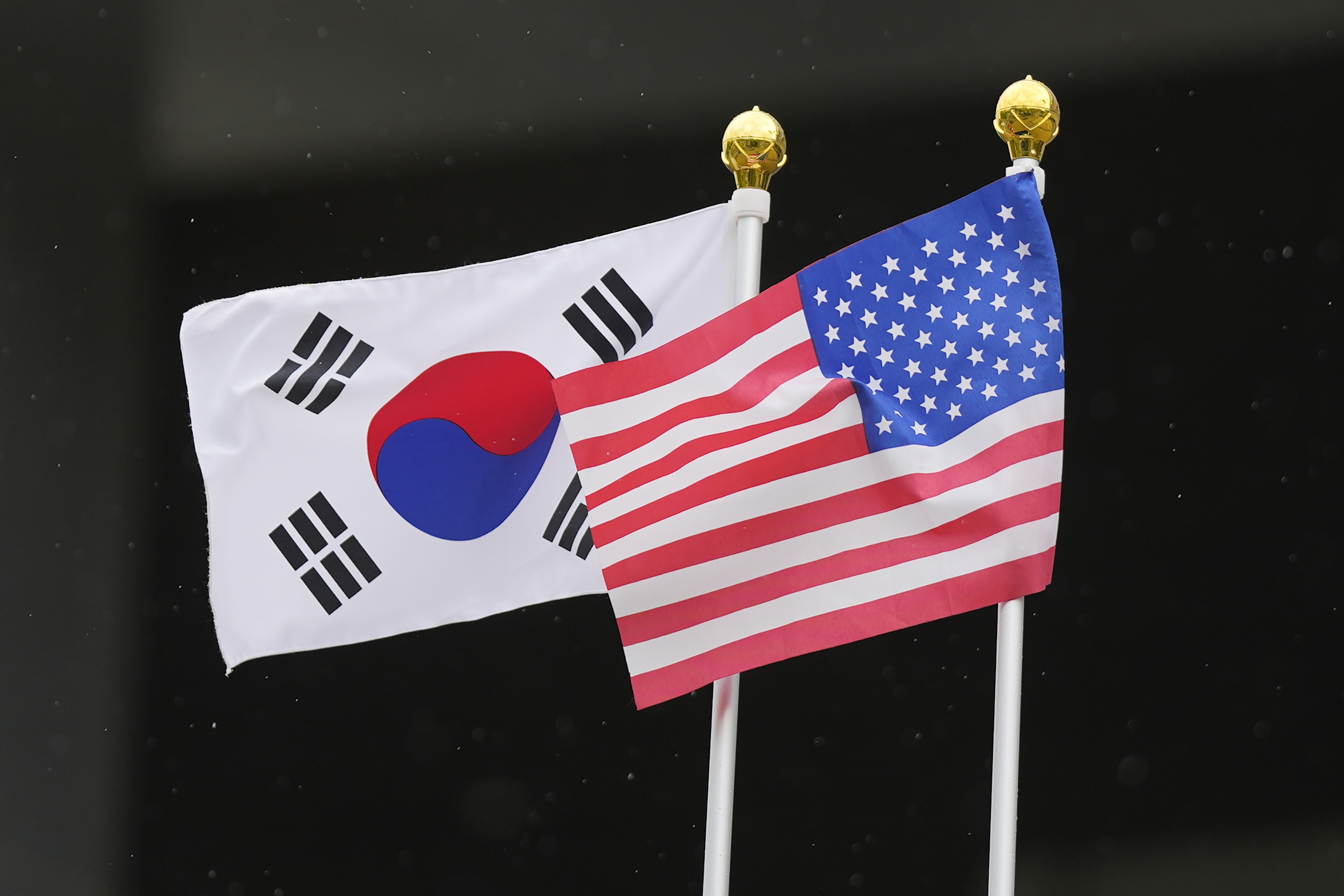 ARCHIVO - Banderas de Corea del Sur y Estados Unidos   (AP Foto/Lee Jin-man, Archivo)