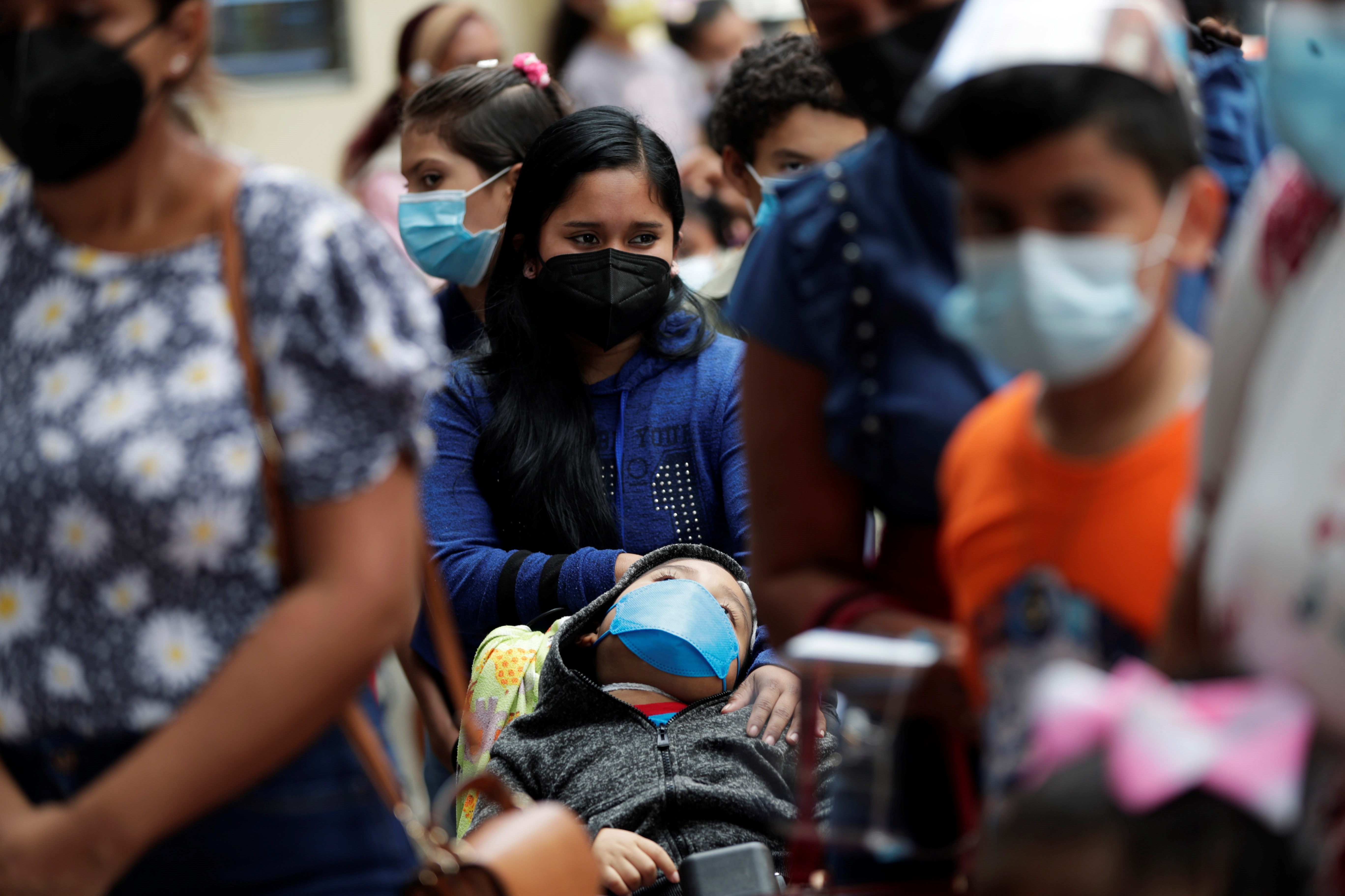 Niños acompañados de sus padres asisten a una jornada de vacunación contra la COVID-19 (Foto: EFE/ Bienvenido Velasco)
