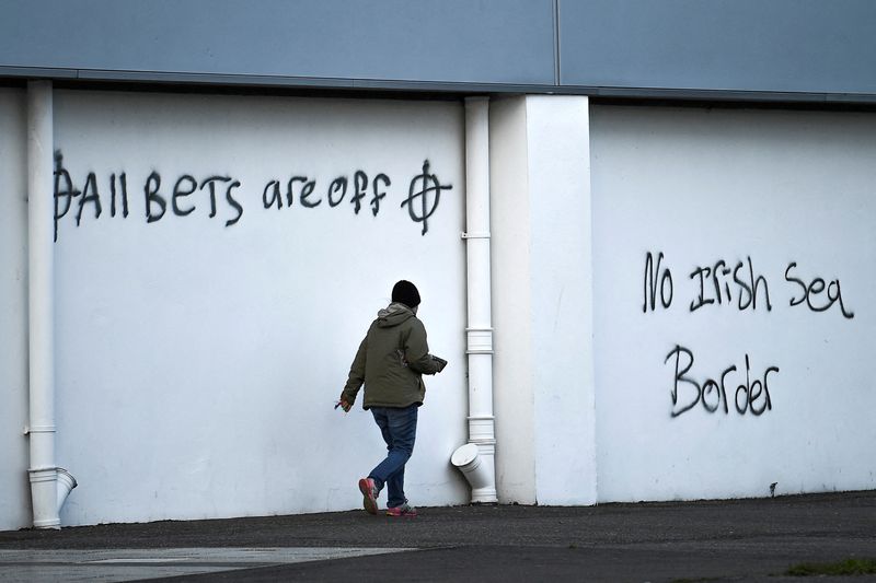 FOTO DE ARCHIVO: Pintadas lealistas con mensajes contra los controles fronterizos del Brexit en relación con el protocolo de Irlanda del Norte en el puerto de Larne, Irlanda del Norte, 12 de febrero de 2021. REUTERS/Clodagh Kilcoyne