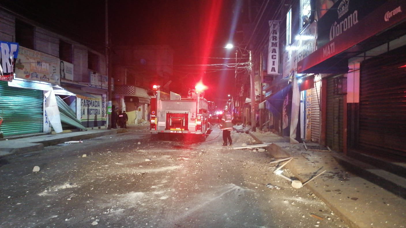 Al lugar llegaron elementos de la policía municipal y bomberos quienes sofocaron las llamas provenientes de un domicilio de tres pisos, en donde también se encontraba una peletería y una tienda de pañales. (Foto: Twitter/ @PCB_Ecatepec)