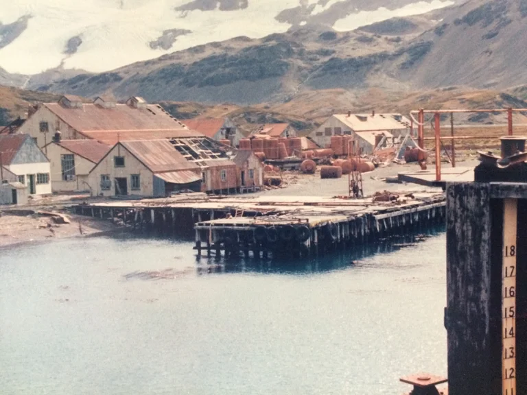 Muelle de Puerto Leith en las islas Georgias en el que los obreros argentinos acumularon las piezas del desguace. Habían ido por un negocio millonario y terminaron detonando en la Guerra de Malvinas