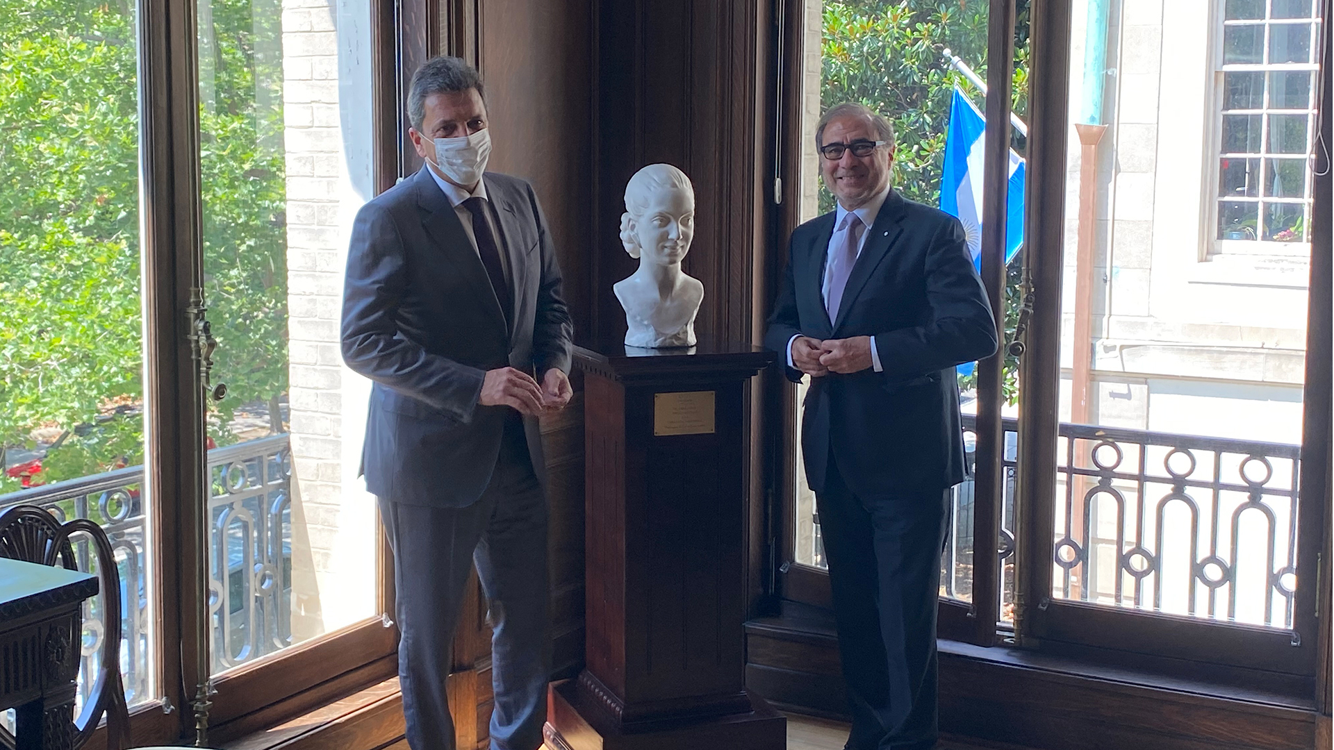 Sergio Massa y Jorge Argüello, en el edificio de la embajada de Argentina en Washington