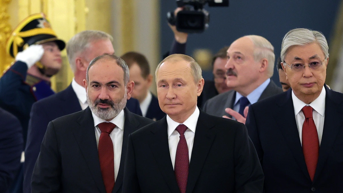 Vladimir Putin junto a algunos de sus aliados militares que se negaron a enviar tropas para luchar en Ucrania. (Foto Kremlin)