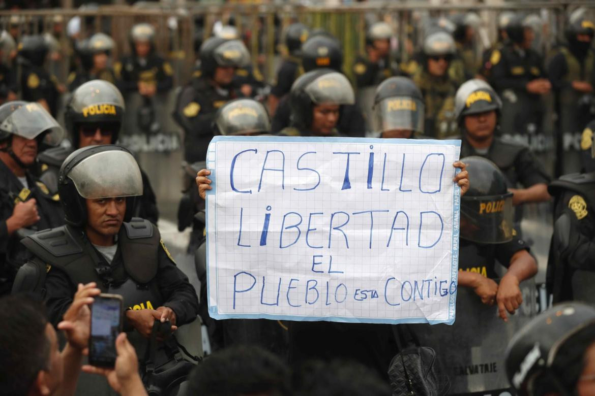 PNP anunció que uno de sus miembros resultó herido en las protestas.