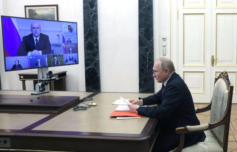 FOTO DE ARCHIVO: El presidente ruso, Vladímir Putin, preside una reunión sobre temas económicos a través de una videoconferencia, con el primer ministro Mijaíl Mishustin y otros altos cargos vistos en una pantalla, en el Kremlin en Moscú, Rusia, 12 de mayo de 2022. REUTERS/Sputnik/Kremlin/Mikhail Metzel